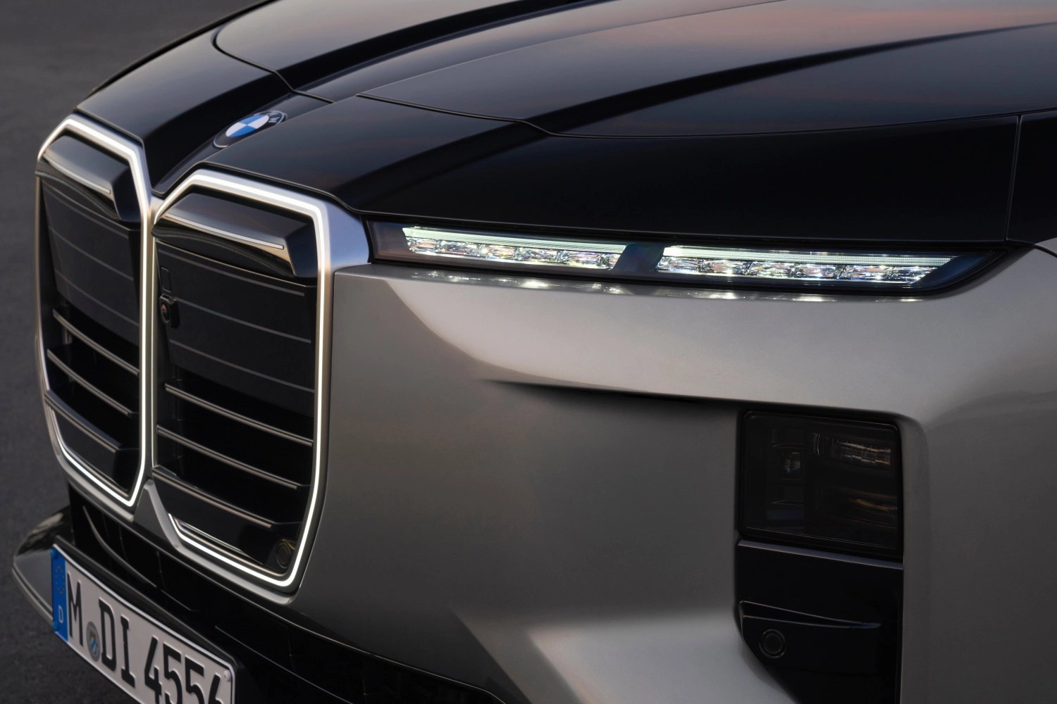 Yeni BMW 7 Serisi'nin zarif ön tasarımında, koyu renk motor kaputunun altında, içten ışıklandırılmış kalın krom çerçeveli büyük böbrek ızgarası ve üstündeki parlak, ince LED farlar öne çıkıyor.