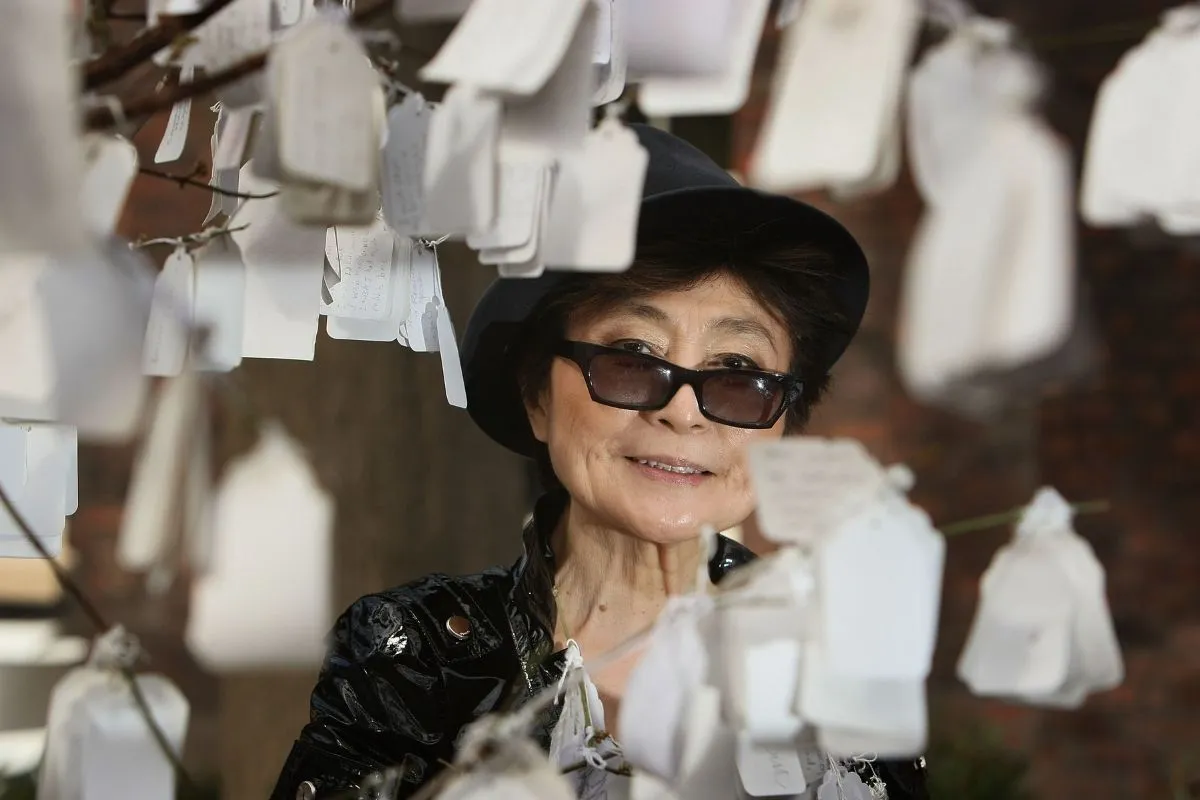 Beatles’ı Dağıtmakla Suçlanan Kadın: Bir Sanat İkonu Yoko Ono