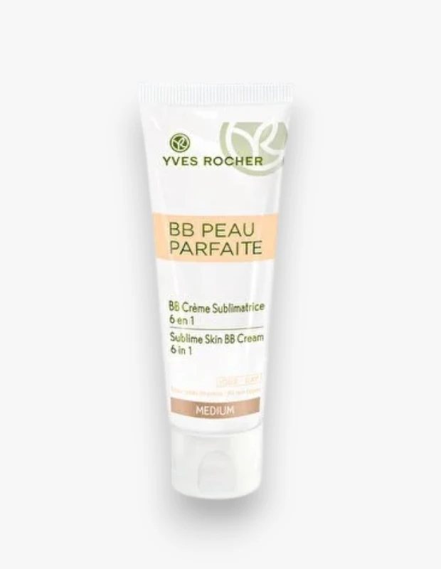 Marka Adı: Yves Rocher
Ürün Adı: Yves Rocher Unisex BB Peau Parfaite 6'sı 1 Arada Orta Ton BB Krem
Ürün Cinsiyeti: Unisex
Ürün Tipi: BB Krem
Ürün Sezonsallığı: Belirtilmemiş
Ürün Çeşidi: Orta Tonlu, Yeşil Pirinç Özlü
Ürün Özellikleri: Yeşil pirinç özü içeren bu 6'sı 1 arada BB krem, cildi 24 saate kadar derinlemesine nemlendirmeye yardımcı olurken, cilt tonunu etkili bir şekilde eşitlemeyi hedefler. Ciltteki kusurları hafifçe gizleyerek doğal ve canlı bir ışıltı sağlar. Hafif yapısı sayesinde ciltle bütünleşerek ağır bir his bırakmaz ve Skinimalism trendine uygun, tek adımda hem bakım hem de makyaj sunar. Normal ve kuru ciltler için özel olarak formüle edilmiştir.
Öne Çıkan Detaylar:
- Yeşil pirinç özü ile 24 saate kadar etkili nemlendirme
- Cilt tonunu eşitleyerek kusurları doğal bir şekilde gizler
- Cilde doğal, canlı ve sağlıklı bir ışıltı sunan 6'sı 1 arada bakım
Kimler Kullanıyor?: Doğal ve hafif makyaj görünümünü tercih eden, cilt kalitesini ön plana çıkarmayı seven kişiler bu ürünü günlük rutinlerine kolayca dahil edebilirler. Özellikle cilt tonu eşitsizliklerini gidermek, cildi nemlendirmek ve parlak bir görünüm elde etmek isteyen, fondötenin yoğun etkisinden uzak durmayı tercih eden, kuru ve normal cilt tipine sahip herkesin beğenerek kullanabileceği bir üründür.