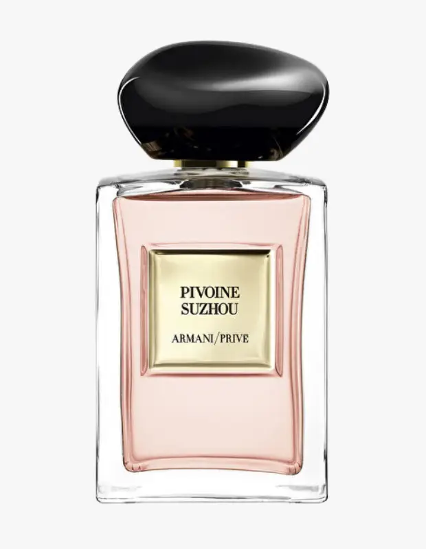 Marka Adı: Giorgio ArmaniPrivé
Ürün Adı: Giorgio ArmaniPrivé Pivoine Suzhou EDT
Ürün Cinsiyeti: Kadın
Ürün Tipi: Eau de Toilette
Ürün Sezonsallığı: Yaz
Ürün Çeşidi: Meyveli Çiçeksi Miskli
Ürün Özellikleri: Zarif, şeffaf cam şişesi, parlak siyah, organik formda bir kapağa ve üzerinde ürün adının yazılı olduğu altın rengi etikete sahiptir. İçindeki açık pembe renkli sıvı, kokunun zarif karakterini yansıtır. Ahududu ve mandalinanın ferahlatıcı notalarıyla şakayıkların çiçeksi zarafetini birleştiren Pivoine Suzhou EDT, dip notalarında misk ve paçuli ile tene ipeksi bir dokunuş katarak sıcak bir yaz bahçesi yorumu sunar. Bu Eau de Toilette formülü, hafif ve kalıcı bir koku deneyimi vadeder.
Öne Çıkan Detaylar:
- Şık ve minimalist tasarıma sahip şeffaf cam şişe ile parlak siyah, organik formda kapak.
- Ahududu, mandalina ve şakayıkların harmonisiyle dengelenmiş meyveli ve çiçeksi koku profili.
- Misk ve paçuli notalarıyla tene ipeksi bir dokunuş sunan, zarif ve kalıcı EDT formülü.
Kimler Kullanıyor?: Bu zarif ve ferahlatıcı koku, enerjik ve dikkat çekici bir imza arayanlar için idealdir. Klasik çiçeksi veya pudralı kokulardan ziyade, daha genç, özgür ve spontane bir duruşu tercih edenler, ahududu, mandalina ve şakayıkların neşeli birleşimiyle modlarını yükseltecek bu parfümü benimseyecektir. Yaz bahçelerinin ferahlığını teninde taşımak isteyenler için zarif ve modern bir seçenektir.
