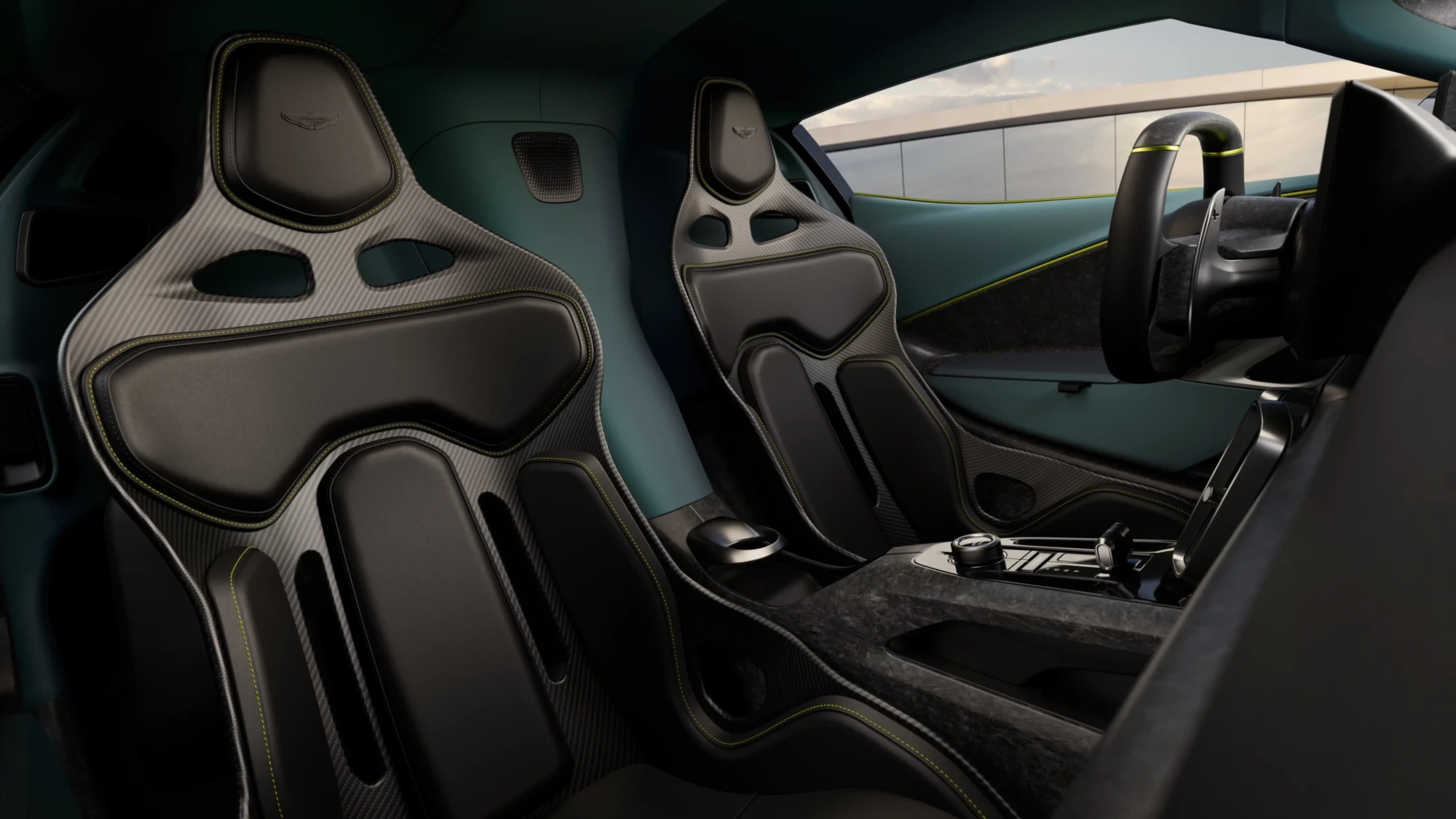 Aston Martin Valhalla'nın iç mekânı, sarı dikiş detaylı ve karbon fiber iskeletli spor koltukları ile Formula 1 teknolojisinden ilham alan direksiyon tasarımıyla, hypercarın sürücü odaklı ve motorsporları estetiğini lüksle birleştiren radikal karakterini sergiliyor.