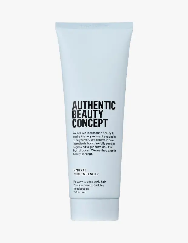 Marka Adı: Authentic Beauty Concept
Ürün Adı: Authentic Beauty Concept Erkek Hydrate Bukle Belirginleştirici Krem
Ürün Cinsiyeti: Erkek
Ürün Tipi: Bukle Belirginleştirici Krem
Ürün Sezonsallığı: Belirtilmemiş
Ürün Çeşidi: Hydrate Serisi
Ürün Özellikleri: Bu bukle belirginleştirici krem, dalgalıdan çok kıvırcık saç tiplerine sahip kişiler için özel olarak tasarlanmıştır. Saçı ağırlaştırmadan doğal bukleleri ve dalgaları vurgulayarak, ayrı ayrı belirginleşmiş, nemli ve parlak saç telleri elde edilmesini sağlar. Özenle seçilmiş saf ve vegan içeriklerle formüle edilmiş olup, silikon içermeyen yapısıyla otantik güzellik anlayışını destekler. Saça esneklik ve doğal bir hareket kazandırırken, saçın kendi dokusuyla uyumlu çalışır.
Öne Çıkan Detaylar:
- Dalgalı ve çok kıvırcık saçlar için bukle belirginleştirici etki
- Silikon içermeyen vegan formül
- Saçı ağırlaştırmadan doğal bir doku ve parlaklık sağlar
Kimler Kullanıyor?: Doğal dalgalarını ve buklelerini sertleştirmeden, hafif ve esnek bir tutuşla ön plana çıkarmak isteyen kişiler bu ürünü tercih ediyor. Saçlarının kendi doğal hareketini korurken nemli, parlak ve belirgin bir görünüm kazanmasını önemseyen, aynı zamanda ürün içeriklerinde saflığı ve vegan formülleri arayan bireylerin günlük rutinlerine kolayca entegre edebileceği bir üründür. Effortlessly şık ve bakımlı bir saç görünümü arayanlar için idealdir.