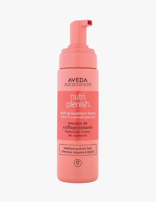 Marka Adı: Aveda
Ürün Adı: Aveda Nutriplenish Saç Köpüğü
Ürün Cinsiyeti: Unisex
Ürün Tipi: Saç Köpüğü
Ürün Sezonsallığı: Belirtilmemiş
Ürün Çeşidi: Şekillendirici ve Bakım Köpüğü
Ürün Özellikleri: Aveda Nutriplenish Saç Köpüğü, orta ve kalın telli saçlar için özel olarak geliştirilmiş, besinle güçlendirilmiş yoğun nemlendirme sağlayan bir şekillendirici ve bakım köpüğüdür. Saf çiçek ve bitki özlerinden ilham alan formülüyle saç tellerine hacim, esneklik ve doğal parlaklık katarken, gün boyu kalıcı, zahmetsiz şekiller yaratmaya yardımcı olur. Saçın doğal dokusunu destekleyen bu ürün, vegan içeriğe sahiptir ve saç sağlığını ön planda tutan bir yaklaşımla tasarlanmıştır.
Öne Çıkan Detaylar:
- Besinle güçlendirilmiş yoğun nemlendirme özelliği.
- Orta ve kalın telli saçlar için özel olarak formüle edilmiştir.
- Saçı şekillendirirken aynı zamanda bakım yapan vegan içerik.
Kimler Kullanıyor?: Doğal içeriklere ve sürdürülebilir güzellik anlayışına önem veren, saç sağlığını korurken stilinden ödün vermek istemeyen kişiler bu ürünü tercih edebilir. Özellikle orta ve kalın telli saçlara sahip olup, besinle güçlendirilmiş nemlendirme arayışında olanlar ve saçlarına zahmetsiz, doğal hareketli ve parlak bir görünüm kazandırmak isteyenler için idealdir. Minimalist ama etkili saç bakım rutinlerini benimseyen herkesin günlük kullanımına uygundur.