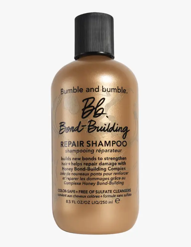 Marka Adı: Bumble and Bumble
Ürün Adı: Bumble and Bumble Bb.Bond-Building Repair Şampuan
Ürün Cinsiyeti: Unisex
Ürün Tipi: Şampuan
Ürün Sezonsallığı: Belirtilmemiş
Ürün Çeşidi: Onarıcı ve Bağ Güçlendirici Şampuan
Ürün Özellikleri: Bu Bumble and Bumble Bb.Bond-Building Repair Şampuan, özel Honey Bond-Building Kompleksi ile yeni bağlar oluşturarak saçı güçlendirmek ve hasarı onarmak için formüle edilmiştir. 250 ml hacimli şık bronz/altın rengi şişesi ve siyah çizgili kapağıyla dikkat çeken ürün, aynı zamanda boyalı saçlar için güvenli olup sülfat içermeyen bir temizleyici olma özelliği taşır. Saç tellerinin onarımına destek olarak daha sağlıklı ve canlı bir görünüm kazandırmayı hedefler.
Öne Çıkan Detaylar:
- Honey Bond-Building Kompleksi ile saç bağlarını güçlendirir ve hasarı onarır.
- Boyalı saçlar için güvenlidir ve sülfat içermeyen formüle sahiptir.
- Saçı içten dışa onararak daha dayanıklı ve sağlıklı bir yapı kazandırır.
Kimler Kullanıyor?: Saçlarında yıpranma, kırılma veya zayıflık belirtileri olan, kimyasal işlemler görmüş ya da boyalı saçlara sahip kişiler için idealdir. Saç tellerinin direncini artırmak, içten dışa onarım sağlamak ve daha sağlıklı bir görünüme kavuşmak isteyen herkes bu şampuanı tercih edebilir. Sülfatsız ve boyalı saçlar için güvenli formülü sayesinde nazik ama etkili bir bakım arayanlar için uygundur.