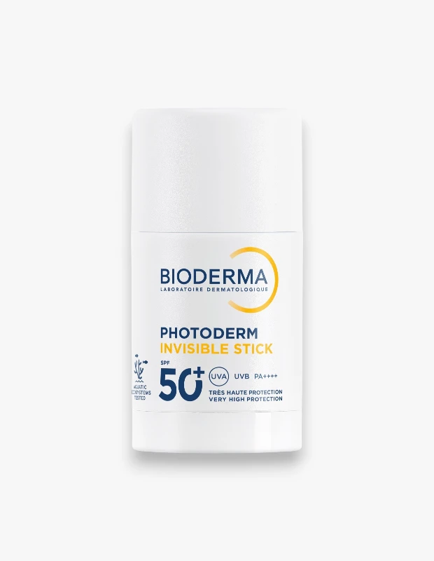 Marka Adı: Bioderma
Ürün Adı: Bioderma Unisex Photoderm Invisible Stick SPF 50+
Ürün Cinsiyeti: Unisex
Ürün Tipi: Güneş Koruyucu Stick
Ürün Sezonsallığı: Tüm Sezonlar
Ürün Çeşidi: Suya Dayanıklı Güneş Koruyucu Stick
Ürün Özellikleri: Bu ürün, SPF 50+ ve PA++++ derecelendirmesiyle UVA ve UVB ışınlarına karşı çok yüksek koruma sağlayan, pratik stick formunda bir güneş koruyucudur. Bioderma'nın patentli Hücresel Bioprotection teknolojisiyle hücreden başlayan koruma sunar. Özellikle dudak ve diğer hassas lokal alanlar için yoğun bariyer koruması sağlamaya yardımcı olur. Görünmez bitişli yapısı sayesinde ciltte beyaz iz bırakmaz ve su ekosistemlerine saygılı olduğu test edilmiştir. Suya dayanıklı formülü sayesinde terleme veya suya maruz kalma durumlarında bile etkili korumayı sürdürmeyi destekler.
Öne Çıkan Detaylar:
- SPF 50+ ve PA++++ derecelendirmesiyle UVA ve UVB ışınlarına karşı çok yüksek koruma sunar.
- Patentli Hücresel Bioprotection teknolojisiyle cilt hücrelerini korumayı destekler.
- Dudak ve hassas lokal alanlar için özel olarak tasarlanmış yoğun bariyer koruması sağlar.
- Su ekosistemlerine saygılı olduğu test edilmiş ve suya dayanıklı bir formüle sahiptir.
- Görünmez bitişli ve pratik stick formatıyla kolay uygulama ve tazeleme imkanı sunar.
Kimler Kullanıyor?: Cildini güneşin zararlı etkilerinden çok yüksek düzeyde korumak isteyen herkes bu ürünü tercih edebilir. Özellikle dudaklar, burun, kulaklar gibi güneşe hassas ve lokal bölgelerde etkili ve pratik bir koruma arayışında olanlar için idealdir. Gün içinde güneş koruyucularını makyaj üzerine bile kolayca tazelemek isteyen aktif bireyler ve suya veya terlemeye maruz kalan kişiler için suya dayanıklı yapısıyla güvenli bir seçenektir. Ayrıca, su ekosistemlerine duyarlı formülleri tercih eden çevre bilincine sahip kullanıcılar için de uygundur.