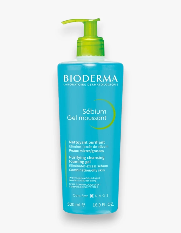 Marka Adı: BIODERMA
Ürün Adı: Bioderma Sebium Foaming Yüz & Vücut Temizleme Jeli
Ürün Cinsiyeti: Unisex
Ürün Tipi: Temizleme Jeli
Ürün Sezonsallığı: Her Mevsim
Ürün Çeşidi: Yüz ve vücut temizleyicisi
Ürün Özellikleri: Bioderma Sébium Foaming Temizleme Jeli, yağlanmaya ve sivilcelenmeye meyilli hassas ciltler için özel olarak formüle edilmiştir. Yüz ve vücut kullanımına uygun yapısıyla cildin fazla sebumunu nazikçe arındırır, sebum dengesini destekler ve cildi kurutmadan temizler. Çinko ve bakır türevleri ile Fluidactiv kompleksi içeriği sayesinde gözeneklerin tıkanmasını önlemeye yardımcı olur. Fizyolojik pH değerine sahip olan bu jel, dermatolojik olarak test edilmiştir ve 500 ml'lik pratik pompalı ambalajıyla kolay ve hijyenik bir kullanım sunar. Cildi ferahlamış, arınmış ve pürüzsüz bırakır.
Öne Çıkan Detaylar:
- Yağlı ve sivilceye eğilimli hassas ciltler için özel olarak formüle edilmiştir.
- Cildi kurutmadan fazla sebumu arındırır ve sebum dengesini korur.
- Gözeneklerin tıkanmasını önlemeye yardımcı olan Fluidactiv kompleksi içerir.
Kimler Kullanıyor?: Cildindeki yağlanma, sivilce oluşumu ve geniş gözenek görünümü gibi problemlerle mücadele eden, aynı zamanda hassas cilt yapısına sahip bireyler için idealdir. Hem yüz hem de vücut temizliği için etkili ve nazik bir çözüm arayanlar, cildin doğal dengesini bozmadan arınmış, ferah ve sağlıklı bir cilt görünümüne ulaşmak isteyen herkes bu ürünü rahatlıkla tercih edebilir.