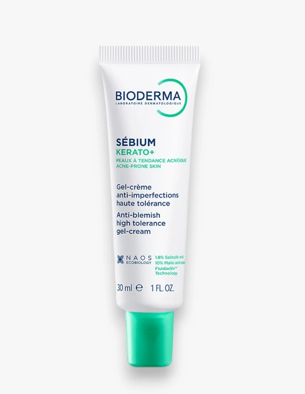 Marka Adı: Bioderma
Ürün Adı: Bioderma Sebium Kerato+ Sivilce ve Akne Karşıtı Nemlendirici Jel Krem
Ürün Cinsiyeti: Unisex
Ürün Tipi: Nemlendirici Jel Krem
Ürün Sezonsallığı: Yazlık
Ürün Çeşidi: Sivilce ve Akne Karşıtı Bakım Kremi
Ürün Özellikleri: Beyaz tüp ambalajda, yeşil kapaklı Bioderma Sebium Kerato+ Sivilce ve Akne Karşıtı Nemlendirici Jel Krem, 30 ml hacmindedir. Akneye eğilimli ve hassas ciltler için özel olarak formüle edilmiş bu ürün, hafif jel-krem dokusu sayesinde cilde kolayca nüfuz eder ve özellikle sıcak havalarda konforlu bir kullanım sunar. İçeriğinde yer alan %1.8 Salisilik Asit ve %10 Malik Asit esterleri gibi AHA bileşenleri ile Fluidactiv kompleksi teknolojisi sayesinde cilt yüzeyini pürüzsüzleştirmeye, gözenekleri temiz tutmaya, sebum dengesini sağlamaya ve akne sonrası leke görünümünün iyileşmesine destek olur. Yüksek toleranslı yapısı cildi kurutmadan arındırır ve nemlendirir.
Öne Çıkan Detaylar:
- Sivilce ve akneye eğilimli ciltler için geliştirilmiş yüksek toleranslı formül
- %1.8 Salisilik Asit ve %10 Malik Asit esterleri içerir
- Gözenekleri temiz tutarak cilt yüzeyini pürüzsüzleştirmeye ve akne sonrası leke bakımına yardımcı olur
Kimler Kullanıyor?: Bu ürün, özellikle sivilce ve akne oluşumuna yatkın, gözenek tıkanıklığı ve leke görünümü problemi yaşayan ciltler için idealdir. Hafif yapılı bir nemlendirici arayanlar, sıcak havalarda dahi cildinde ağırlık hissetmek istemeyenler ve cilt bariyerini desteklerken aynı zamanda arındırıcı bir bakım rutini uygulayanlar için uygundur. Cilt yüzeyini pürüzsüzleştirme ve akne sonrası izlerin görünümünü azaltma amacı taşıyan herkes tarafından tercih edilebilir.