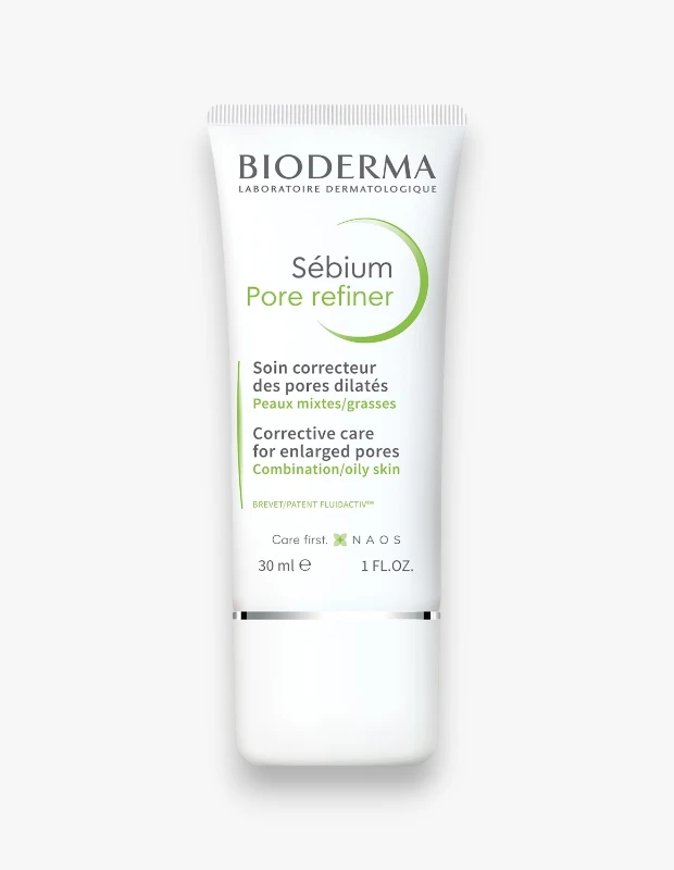 Marka Adı: Bioderma
Ürün Adı: Bioderma Unisex Sebium Pore Refiner Gözenek Sıkılaştırıcı Yüz Kremi
Ürün Cinsiyeti: Unisex
Ürün Tipi: Gözenek Sıkılaştırıcı Yüz Kremi
Ürün Sezonsallığı: Her Mevsim
Ürün Çeşidi: Krem
Ürün Özellikleri: Bu hafif yapılı yüz kremi, gözenek görünümü ve gün içinde artan parlama problemi yaşayan karma ve yağlı ciltler için özel olarak geliştirilmiştir. İçeriğindeki patentli Fluidactiv kompleksi, agarik asit ve matlaştırıcı aktif bileşenler sayesinde cildin daha pürüzsüz ve blur etkili, filtrelenmiş gibi bir görünüme kavuşmasına yardımcı olur. Ürün, 30 ml'lik pratik bir tüpte sunulmaktadır.
Öne Çıkan Detaylar:
- Genişlemiş gözenek görünümünü sıkılaştırmaya yardımcı olur.
- Ciltteki fazla parlamayı kontrol altına alır ve mat bir bitiş sağlar.
- Cilde pürüzsüz ve filtrelenmiş (blur) bir etki kazandırır.
- Hafif dokusu sayesinde ciltte ağırlık yapmaz.
Kimler Kullanıyor?: Ciltlerinde genişlemiş gözenek görünümünden rahatsız olanlar, gün boyunca ciltlerinde oluşan aşırı parlama problemiyle mücadele edenler ve daha pürüzsüz, mat bir cilt dokusu arayan kişiler bu ürünü tercih edebilir. Karma ve yağlı cilt tiplerine sahip olup, ciltlerinin daha dengeli ve kusursuz görünmesini isteyen herkes için ideal bir bakım tamamlayıcısıdır.