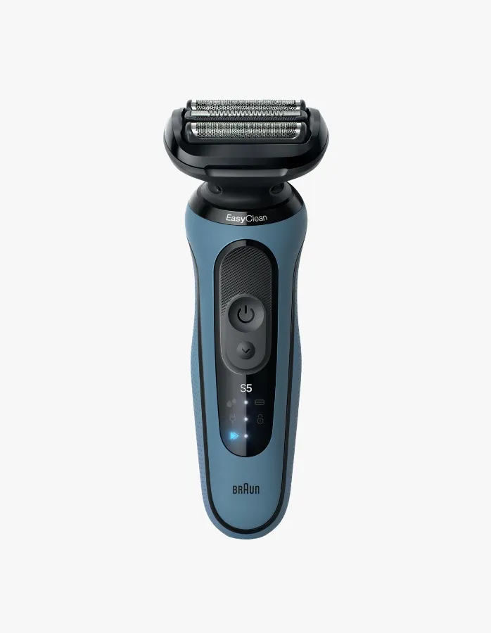 Beyaz bir arka plan üzerinde, metalik mavi ve siyah detaylara sahip, Braun Series 5 EasyClean elektrikli tıraş makinesi dikey olarak duruyor; cihazın gövdesinde S5 modeli, pil, temizlik ve kilit gösterge ışıkları ile erkek bakımı için modern bir görünüm sergileniyor.