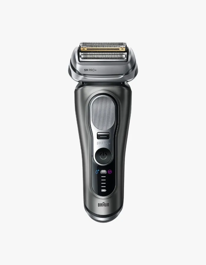 Yeni nesil erkek bakımı için özel olarak tasarlanmış, koyu gri ve gümüş tonlarında parlak bir Braun Series 9 Pro+ elektrikli tıraş makinesi; gelişmiş tıraş başlığı ve detaylı şarj ile kullanım durumu gösteren LED ekranı dikkat çekiyor.