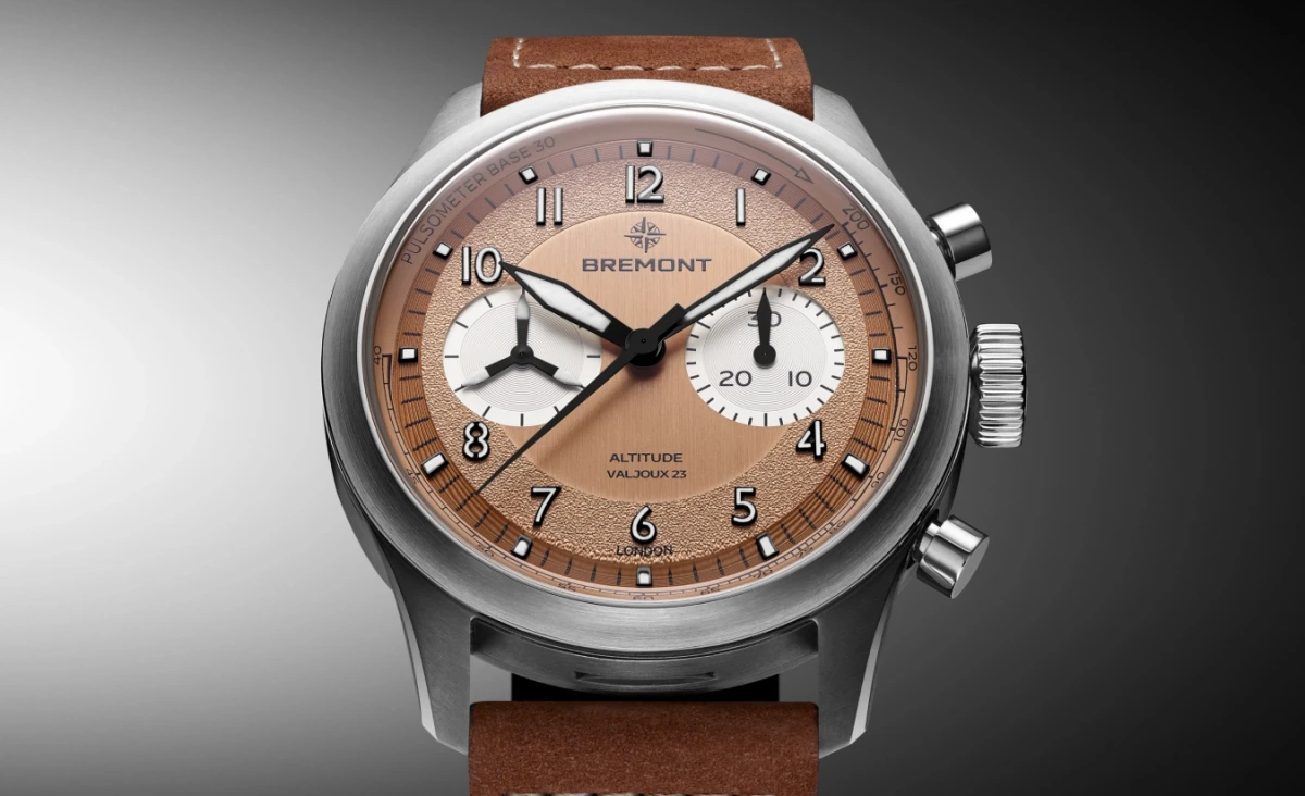 Bremont Altitude Valjoux 23 kronograf saat, Valjoux 23 mekanizması, dokulu somon kadranı, pulsometre ölçeği ve iki kronograf alt kadranı ile kahverengi deri kayışlı paslanmaz çelik kasası detaylıca önden sergileniyor.