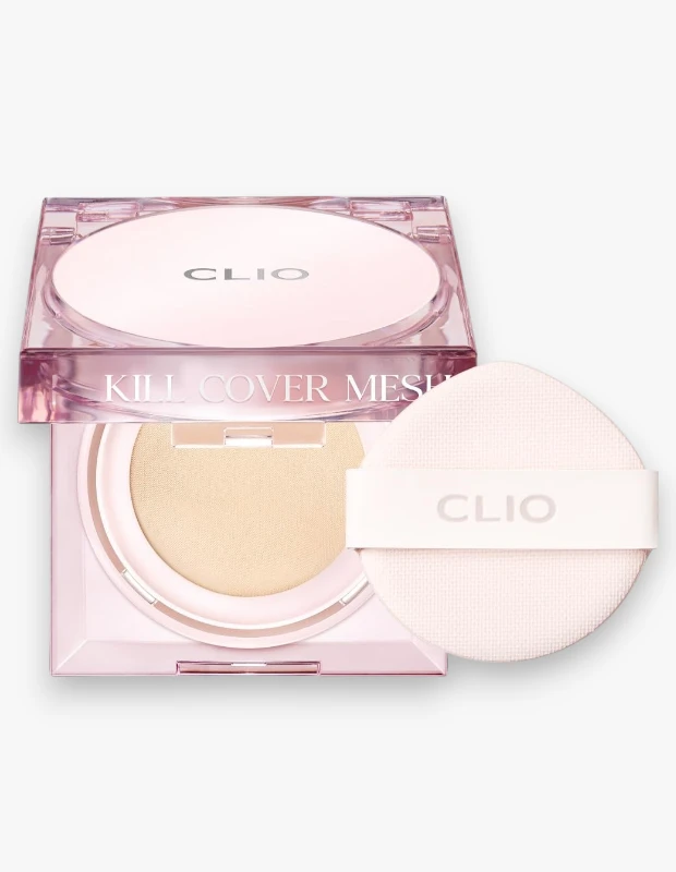 Açık pembe, şeffaf kapaklı CLIO Kill Cover Mesh Glow Cushion fondöten kutusu açık şekilde duruyor; içinde hafif bej tonlu, fileli yapıdaki fondöten ve CLIO logolu makyaj süngeri beyaz arka planda belirgin bir şekilde yer alıyor.