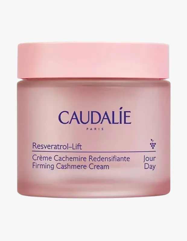 Marka Adı: Caudalie
Ürün Adı: Caudalie Unisex Resveratrol Lift Sıkılaştırıcı Kaşmir Gündüz Kremi
Ürün Cinsiyeti: Unisex
Ürün Tipi: Krem
Ürün Sezonsallığı: Her mevsim
Ürün Çeşidi: Sıkılaştırıcı, Nemlendirici, Gündüz Kremi
Ürün Özellikleri: Bu sıkılaştırıcı gündüz kremi, Resveratrol, vegan kolajen destekleyiciler ve hyalüronik asit içeren özel formülüyle cildin sıkılık hissini artırmaya yardımcı olur. Kaşmir dokulu zengin yapısı sayesinde cilde yoğun nem ve konfor sunarken, gün boyu daha pürüzsüz ve dolgun bir görünüm kazandırmayı hedefler.
Öne Çıkan Detaylar:
- Resveratrol ve vegan kolajen destekleyiciler içerir.
- Cildin sıkılık ve dolgunluk hissini artırmaya yardımcı olur.
- Hyalüronik asit ile cilde yoğun ve sürekli nem sağlar.
Kimler Kullanıyor?: Cildinde sıkılık kaybı, ince çizgiler ve elastikiyet azalması yaşayan, daha pürüzsüz ve genç bir görünüm arayışında olan bireyler için uygundur. Cilt bakım rutininde nemlendirme, sıkılaştırma ve anti-aging etkileri bir arada sunan, lüks ve etkili bir gündüz kremi tercih eden herkesin kullanımına açıktır.