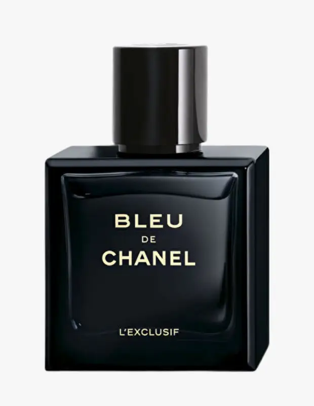 Marka Adı: Chanel
Ürün Adı: Chanel Erkek Bleu de Chanel L'Exclusif
Ürün Cinsiyeti: Erkek
Ürün Tipi: Parfüm
Ürün Sezonsallığı: Yazlık
Ürün Çeşidi: Belirtilmemiş
Ürün Özellikleri: Bu parfüm, zarif ve minimalist tasarıma sahip, koyu lacivert tonlarında dikdörtgen cam şişesi ve uyumlu siyah kapağıyla dikkat çeker. Ön yüzünde altın rengi yazıyla belirginleşen marka ve ürün adı, şişeye lüks bir dokunuş katmaktadır. En kaliteli narenciye notalarının pürüzsüz odunsu akorlarla ustaca harmanlanmasıyla oluşan bu koku, rafine ve temiz bir izlenim bırakarak, abartıdan uzak bir asaleti vurgular. Tenle bütünleşen yapısıyla doğal bir ferahlık ve sofistike bir temizlik hissi sunar.
Öne Çıkan Detaylar:
- Pürüzsüz odunsu notaların hakim olduğu sofistike koku profili
- En kaliteli narenciye akorlarıyla zenginleştirilmiş dengeli birleşim
- Şık, minimalist ve koyu renkli cam şişe tasarımı
Kimler Kullanıyor?: Kaliteyi ve zamansızlığı yaşam tarzının merkezine koyan, gösterişten uzak ama duruşuyla fark edilen kişiler bu kokuyu tercih eder. Entelektüel derinliği olan, başarısını kanıtlama çabası gütmeyen ve sessiz gücün temsilcisi olan karakterler için idealdir. Detaylara önem veren, iyi terzilikten ve özel anlardan anlayan, hayatında sadeliği ve asil zarafeti arayanlar bu parfümde kendi imzalarını bulabilirler.