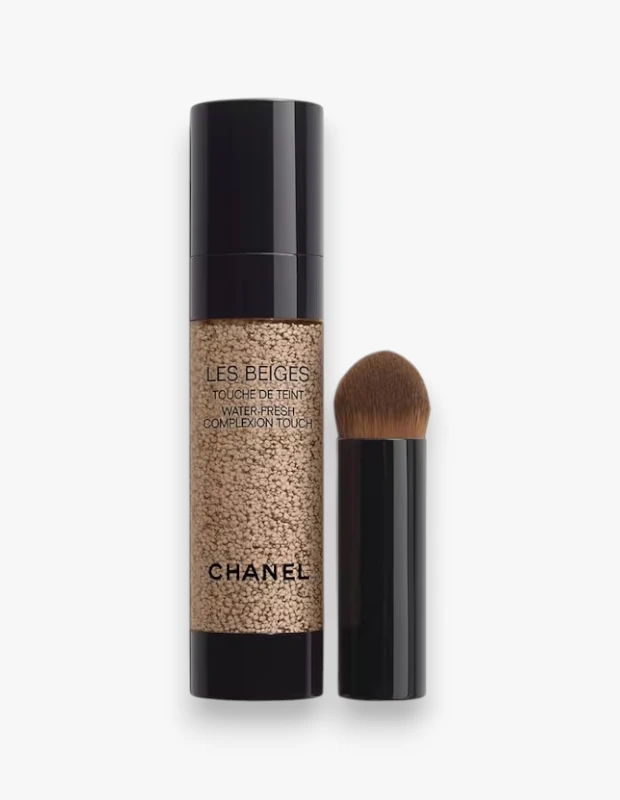 Marka Adı: Chanel
Ürün Adı: Chanel Les Beiges Touche De Teint Water-Fresh Complexion Touch Fondöten
Ürün Cinsiyeti: Belirtilmemiş
Ürün Tipi: Fondöten
Ürün Sezonsallığı: Belirtilmemiş
Ürün Çeşidi: Su Bazlı Sıvı Fondöten
Ürün Özellikleri: Ürün, ultra konsantre mikro damlacık pigmentleri içeren, canlandıran ve son derece hafif bir dokuya sahiptir. Ciltte makyaj hissi yaratmadan doğal bir görünüm sunar ve gün boyu cildi nemli tutarak kapatıcılığı destekler. Su bazlı formülü sayesinde cilde ferah ve taze bir his verir.
Öne Çıkan Detaylar:
- Ultra konsantre mikro damlacık pigmentleri
- Hafif ve canlandıran, makyaj hissi vermeyen doku
- Gün boyu nemlendirici etki ve doğal kapatıcılık
Kimler Kullanıyor?: Bu ürün, cildinde doğal ve sağlıklı bir görünüm arayan, makyajın varlığını hissetmeden cilt tonunu eşitlemek ve kusurları gizlemek isteyenler için idealdir. Özellikle cildinin gün boyu nemli ve taze kalmasını önemseyen, hafif yapılı ve ferahlatıcı formülleri tercih eden kişiler bu fondöteni kullanabilirler. Doğal güzelliğini ön plana çıkarmak isteyen herkesin makyaj çantasına ekleyebileceği bir üründür.