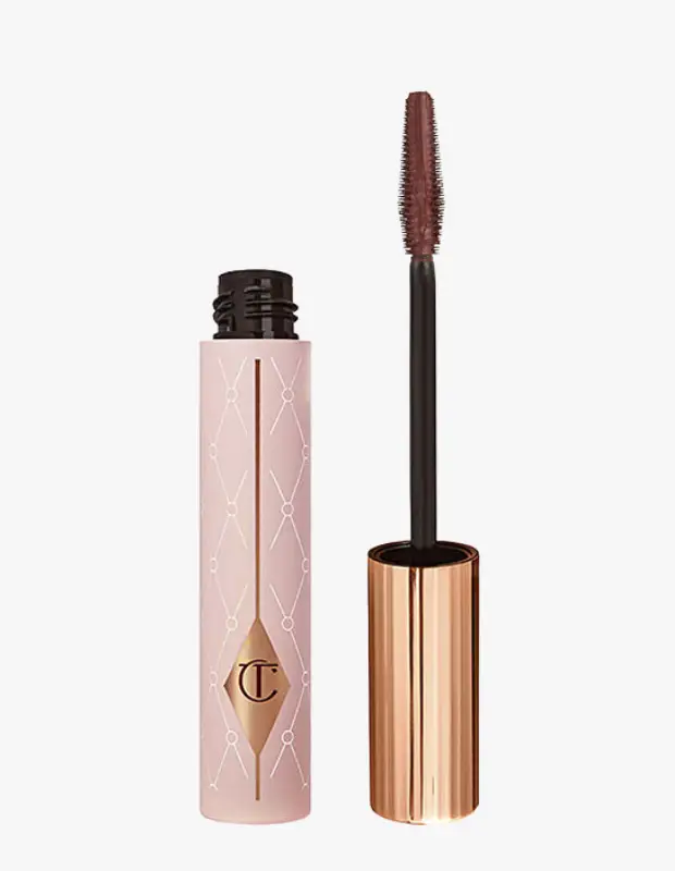 Marka Adı: Charlotte Tilbury
Ürün Adı: Charlotte Tilbury Pillow Talk Push Up Maskara
Ürün Cinsiyeti: Kadın
Ürün Tipi: Maskara
Ürün Sezonsallığı: Belirtilmemiş
Ürün Çeşidi: Kahverengi Maskara
Ürün Özellikleri: Bu maskara, kirpiklere doğal bir hacim ve gözle görülür bir kalkıklık etkisi sunan özel bir formüle sahiptir. Ürün, zarif pembe tonlarında, üzerinde markanın monogramı ve çapraz dikişleri andıran kabartma deseni bulunan şık bir ambalaj içinde sunulur. Kapağı ve aplikatör sapı altın rengi detaylarla tamamlanmıştır. Fırçası, her bir kirpiği kökten uca kavrayarak ayıran, kıvıran ve hacim veren sık kıllı, plastik bazlı bir yapıya sahiptir. Kahverengi tonu sayesinde bakışlara derinlik katarken, siyah maskaraya göre daha yumuşak ve doğal bir ifade sağlar.
Öne Çıkan Detaylar:
- Kirpiklere hacim ve belirgin bir kalkıklık veren Push Up etkisi.
- Pembe ve altın tonlarında lüks ve estetik ambalaj tasarımı.
- Bakışlara sıcaklık ve yumuşaklık katan kahverengi ton.
Kimler Kullanıyor?: Makyajında doğal ama etkileyici bir görünüm arayan, sofistike detayları ve elegan estetiği sevenler için bu maskara idealdir. Göz rengini ön plana çıkarırken, siyahın keskinliği yerine daha yumuşak ve sıcak bir derinlik tercih edenler, günlük veya özel günler için zarif bir bitiş arayan herkes tarafından kullanılabilir.