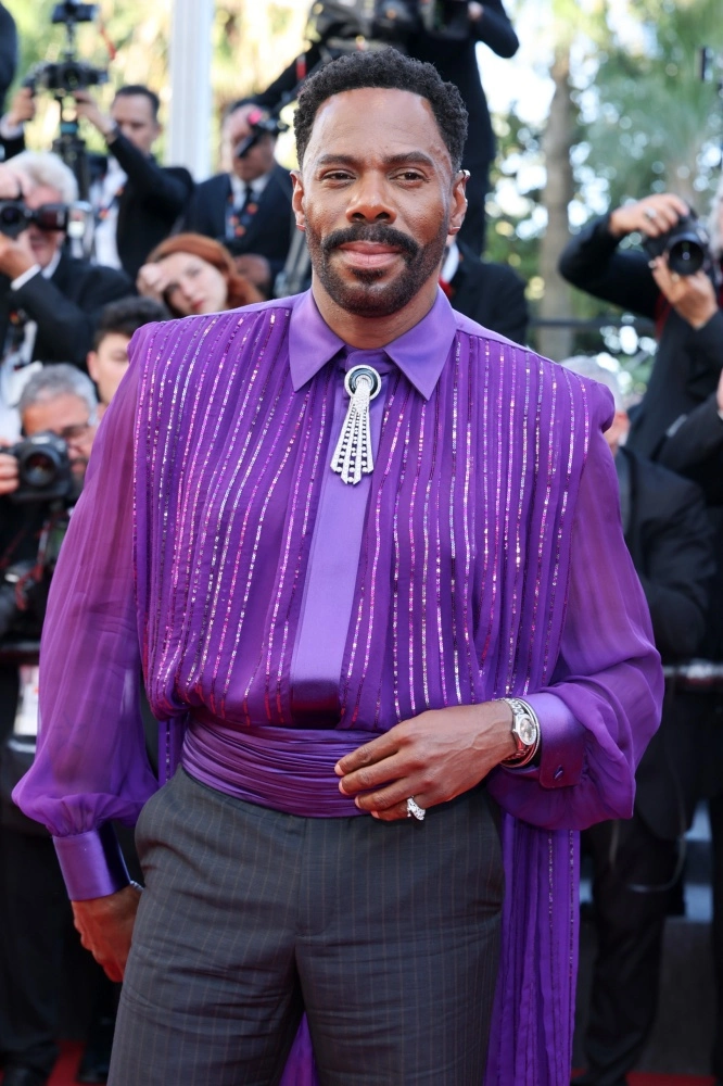 Colman Domingo, Cannes kırmızı halısında, parlak mor gömleği, şık kravat broşu ve siyah çizgili pantolonuyla, sol bileğinde dikkat çekici Omega Seamaster Aqua Terra saatiyle göz kamaştırıyor.