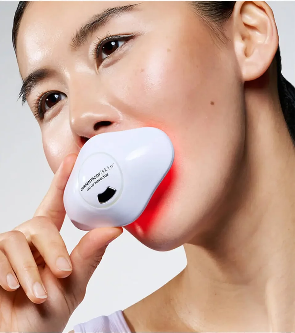 Marka Adı: CurrentBody Skin
Ürün Adı: CurrentBody Skin LED Kırışıklık Karşıtı Dudak Çevresi Bakım Cihazı
Ürün Cinsiyeti: Unisex
Ürün Tipi: LED Cilt Bakım Cihazı
Ürün Sezonsallığı: Tüm Sezonlar
Ürün Çeşidi: Kırışıklık Karşıtı Dudak Bakım Cihazı

Ürün Özellikleri:
Bu beyaz, ergonomik tasarıma sahip el tipi cihaz, dudak çevresindeki yaşlanma belirtilerine yönelik özel olarak geliştirilmiştir. Üzerinde CurrentBody Skin LED Lip Perfector yazılı olan ürün, 56 adet yüksek hassasiyetli LED ışığını kırmızı ışık dalga boyları ve Yakın Kızılötesi (NIR) teknolojisiyle birleştirerek cildin en derin katmanlarına nüfuz etmeyi amaçlar. Cilt dostu malzemeden üretilen cihaz, dudak çevresindeki dikey çizgilerin görünümünü hafifletmeye, kolajen üretimini tetikleyerek dudaklara daha dolgun ve pürüzsüz bir doku kazandırmaya yardımcı olur.

Öne Çıkan Detaylar:
- Dudak çevresi kırışıklıklarını ve dikey çizgileri hedefleyen özel tasarım
- Kırmızı ışık ve Yakın Kızılötesi (NIR) LED terapi teknolojisi
- Kolajen üretimini destekleyerek dudaklara dolgun ve pürüzsüz görünüm kazandırma

Kimler Kullanıyor?:
Ev konforunda profesyonel seviyede dudak çevresi bakımı yapmak isteyenler, dudak bölgesindeki ince çizgi ve kırışıklık görünümünü azaltmayı hedefleyenler için idealdir. Cilt bakım rutinlerini teknolojik yeniliklerle birleştirmeyi seven, dudaklarına daha genç ve canlı bir görünüm kazandırmayı arzu eden herkes bu cihazı tercih edebilir.