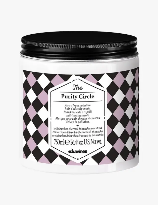 Marka Adı: Davines
Ürün Adı: Davines The Purity Circle Arındırıcı Saç Maskesi
Ürün Cinsiyeti: Unisex
Ürün Tipi: Saç Maskesi
Ürün Sezonsallığı: Belirtilmemiş
Ürün Çeşidi: Arındırıcı Saç Maskesi
Ürün Özellikleri: Bu 750 ml'lik şeffaf plastik kavanoz içinde siyah vidalı kapakla sunulan Davines The Purity Circle Arındırıcı Saç Maskesi, saç ve saç derisini kirliliğe karşı arındırmak üzere özel olarak formüle edilmiştir. Bambu kömürü ve matcha çayı özü içeren bu maske, saç derisindeki birikintileri nazikçe temizleyerek saç derisinin nefes almasını destekler ve saç tellerine canlılık kazandırır. Siyah ve leylak tonlarında geometrik desenli, şık bir etiket tasarımına sahiptir.
Öne Çıkan Detaylar:
- Saç ve saç derisi için kirlilik karşıtı arındırıcı etki sunar.
- Bambu kömürü ve matcha çayı özü ile zenginleştirilmiştir.
- Saç derisinin nefes almasına ve denge bulmasına yardımcı olur.
Kimler Kullanıyor?: Saç derisi sağlığını önemseyen, saçlarında ve saç derisinde ürün kalıntılarının, fazla sebumun veya çevresel kirliliğin neden olduğu ağırlık, yağlanma, kaşıntı ve hacimsizlik gibi sorunları yaşayan kişiler için idealdir. Detoks etkisiyle saç derisini derinlemesine temizleyerek ferahlık ve hafiflik arayan, saç bakım rutinlerini güçlendirmek ve saçlarının doğal canlılığını yeniden kazanmasını sağlamak isteyen herkes bu ürünü tercih edebilir.
