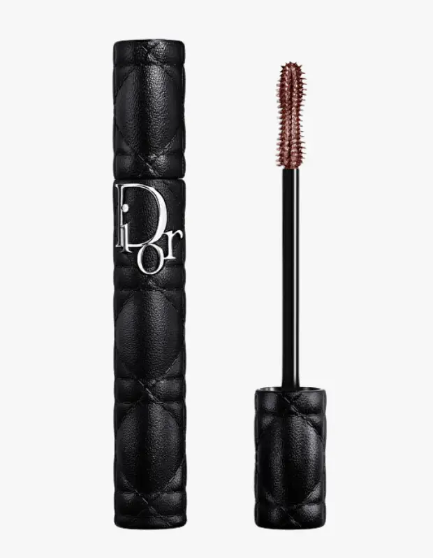 Marka Adı: Dior
Ürün Adı: Dior Kadın Overvolume Kahverengi Maskara
Ürün Cinsiyeti: Kadın
Ürün Tipi: Maskara
Ürün Sezonsallığı: Belirtilmemiş
Ürün Çeşidi: Kahverengi Maskara
Ürün Özellikleri: Dior Overvolume Kahverengi Maskara, lüks ve şık bir görünüm sunan kapitone desenli siyah ambalaja sahiptir. Ürünün dış yüzeyinde gümüş rengi, ikonik Dior logosu yer alır. Kirpiklere dolgunluk ve hacim kazandırmak üzere tasarlanmış kahverengi formülü, doğal ama etkileyici bir görünüm sağlarken, özel olarak tasarlanmış fırçası her bir kirpiği kavrayarak belirginleştirir ve yoğunluk verir. Kahverengi tonu, bakışlara sıcak ve sofistike bir dokunuş katarak genel makyajı zarifçe tamamlar.
Öne Çıkan Detaylar:
- Lüks kapitone desenli siyah ambalaj
- Hacim veren kahverengi formül
- Gümüş renkli ikonik Dior logosu
Kimler Kullanıyor?: Görünümünde sofistike bir dokunuş ve lüks bir deneyim arayanlar için idealdir. Siyah maskaranın yoğunluğunu yumuşatarak bakışlara daha doğal ama yine de çarpıcı bir derinlik katmak isteyenler, kirpiklerinde belirgin hacim ve zarif bir ayrım arayanlar bu ürünü tercih edebilir. Hem günlük kullanımda hem de özel davetlerde şıklığını korumak isteyen stil sahibi bireylerin makyaj çantalarının vazgeçilmez parçasıdır.