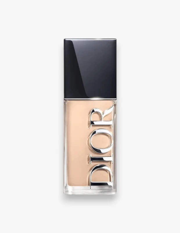 Marka Adı: Dior
Ürün Adı: Dior Kadın Forever Skin Glow Fondöten
Ürün Cinsiyeti: Kadın
Ürün Tipi: Fondöten
Ürün Sezonsallığı: Belirtilmemiş
Ürün Çeşidi: Işıltılı Fondöten
Ürün Özellikleri: Bu Dior Forever Skin Glow Fondöten, markanın ikonik logosunu taşıyan şık, transparan cam şişe içinde sunulan, açık bej tonlarında bir makyaj ürünüdür. Hyaluronik asit, niasinamid ve peptit gibi cildi besleyen ve destekleyen içeriklerle zenginleştirilmiş formülü sayesinde ciltte uzun süreli konfor sağlar. Isıya ve neme karşı dayanıklı yapısıyla tazeleme gerektirmeden 24 saate varan doğal, ışıltılı bir kapatıcılık sunar.
Öne Çıkan Detaylar:
- Hyaluronik asit, niasinamid ve peptit içeren formül
- Isıya ve neme dayanıklı uzun süreli kalıcılık
- 24 saate varan ışıltılı kapatıcılık desteği
Kimler Kullanıyor?: Cildine bakım yaparken aynı zamanda doğal, taze ve gün boyu sürecek ışıltılı bir makyaj görünümü arayan kişiler için idealdir. Özellikle kuru ve normal cilt tiplerine sahip olup, makyajının nemli ve sıcak koşullara karşı dayanıklı olmasını bekleyen, cildi yormadan kusurları kapatmayı ve sağlıklı bir parlaklık elde etmeyi tercih eden herkes bu ürünü rahatlıkla kullanabilir.