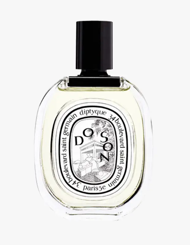 Marka Adı: Diptyque
Ürün Adı: Diptyque Kadın Eau de Toilette Doson
Ürün Cinsiyeti: Kadın
Ürün Tipi: Eau de Toilette
Ürün Sezonsallığı: Yaz
Ürün Çeşidi: Okyanus Esintili Parfüm
Ürün Özellikleri: Şeffaf camdan üretilmiş ikonik oval şişesi, siyah, minimal bir kapağa sahiptir. Şişenin ortasında yer alan Diptyque'e özgü oval etiket, markanın adını, ürünün ismini ve '34 boulevard saint germain paris5e' adresini taşırken, iç kısımda Doson'un ilham kaynağı olan deniz kenarındaki bir bahçeyi betimleyen detaylı bir illüstrasyona yer verir. İçindeki açık sarımsı sıvı, deniz meltemi akoru, sümbülteber ve deniz tuzu notalarıyla tuzlu, havadar ve çiçeksi bir koku profili sunar.
Öne Çıkan Detaylar:
- Deniz meltemi akoru ile zenginleştirilmiş taze koku
- Sümbülteber notalarının okyanus esintisiyle eşsiz uyumu
- Tuzlu ve havadar koku profili ile ferahlatıcı deneyim
Kimler Kullanıyor?: Bu parfüm, şehir yaşamında bile sahil kasabalarının özgür ve ferahlatıcı hissini arayan, sofistike ve karakterli bir imza kokuya sahip olmak isteyenler için idealdir. Klasik narenciye veya sıradan fresh kokuların ötesinde, deniz tuzu, mineral ve aromatik notaların daha derin ve kalıcı birlikteliğini tercih eden, yazın nemli havasında dahi tazeliğini ve silajını koruyan bir parfüm arayan bireylerin beğenisini kazanır.