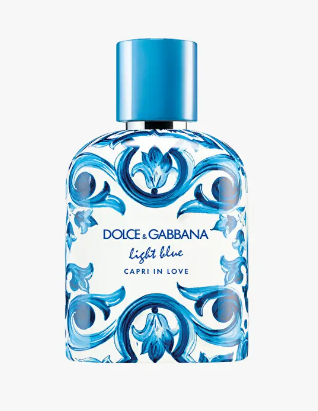 Marka Adı: Dolce & Gabbana
Ürün Adı: Dolce & Gabbana Erkek Light Blue Capri In Love Parfüm
Ürün Cinsiyeti: Erkek
Ürün Tipi: Parfüm
Ürün Sezonsallığı: Yazlık
Ürün Çeşidi: Belirtilmemiş
Ürün Özellikleri: Canlı mavi kapaklı, zarif şeffaf bir şişede sunulan bu parfüm, Akdeniz esintili mavi ve beyaz floral desenlerle süslenmiştir. Şişenin bu desenli estetiği, yazın canlılığını ve Capri adasının ruhunu yansıtır. Kokusu, incirin meyvemsi tatlılığı ile karabiberin baharatlı maskülenliğini bir araya getirerek sofistike ve enerjik bir denge sunar. Yaz ayları için özel olarak tasarlanmış, egzotik ve neşeli bir karaktere sahiptir.
Öne Çıkan Detaylar:
- Akdeniz ruhunu yansıtan mavi ve beyaz desenli şişe tasarımı
- İncirin meyvemsi ve tatlı notaları
- Karabiberin baharatlı ve maskülen akorları
Kimler Kullanıyor?: Bu kokuyu tercih eden erkekler genellikle dışa dönük, yaşam enerjisi yüksek ve bulunduğu ortama neşe katan bir yapıya sahiptir. Sosyal zekası gelişmiş, estetiğe, kaliteli kumaşlara ve hayattan keyif almaya önem veren, enerjik ve prestijli bir karaktere sahip kişiler bu parfümün ruhunu benimser.
