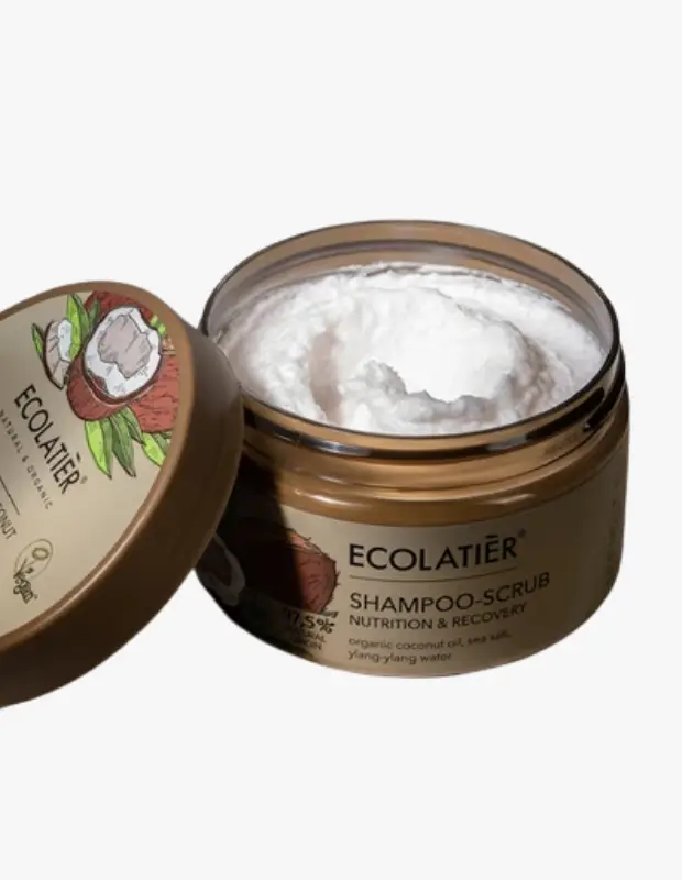 Marka Adı: ECOLATIER
Ürün Adı: ECOLATIER Organik Peeling Şampuan
Ürün Cinsiyeti: Unisex
Ürün Tipi: Peeling Etkili Şampuan
Ürün Sezonsallığı: Belirtilmemiş
Ürün Çeşidi: Saç Derisi Arındırıcı ve Besleyici Bakım
Ürün Özellikleri:
Ecolatier Organik Peeling Şampuanı, saç derisini beslemek ve yenilemek üzere tasarlanmış, peeling etkili bir şampuan ve scrub birleşimidir. %97.5 doğal kaynaklı içeriğiyle, organik hindistan cevizi yağı, deniz tuzu ve ylang-ylang suyu gibi doğal bileşenler içerir. Vegan formülü sayesinde etik değerlere uygun, çevre dostu bir seçim sunar. Beyaz, kremsi dokusu, ince tanecikler (deniz tuzu) ile saç derisini nazikçe arındırırken, birikintileri, fazla yağı ve ölü deriyi temizleyerek saç köklerinin nefes almasına yardımcı olur. Aynı zamanda saç derisine besin sağlayarak sağlıklı bir ortam yaratmayı hedefler.
Öne Çıkan Detaylar:
- Organik hindistan cevizi yağı, deniz tuzu ve ylang-ylang suyu içerir
- %97.5 doğal kaynaklı ve vegan formüle sahiptir
- Saç derisini besleyen, yenileyen ve derinlemesine arındıran peeling etkili şampuan-scrub
Kimler Kullanıyor?:
Bu ürün, saç derisinde birikim, hızlı yağlanma, kaşıntı veya tıkanıklık hissi yaşayan herkes için idealdir. Doğal ve organik içeriklere önem veren, vegan ürünleri tercih eden ve saç derisine nazik ama etkili bir arınma ile birlikte beslenme ve yenilenme sağlamak isteyen bireylerin günlük veya dönemsel bakım rutinlerine kolayca entegre edilebilir. Saç derisinin nefes almasını sağlamayı ve sağlıklı bir saç ortamı oluşturmayı amaçlayanlar için özel olarak formüle edilmiştir.