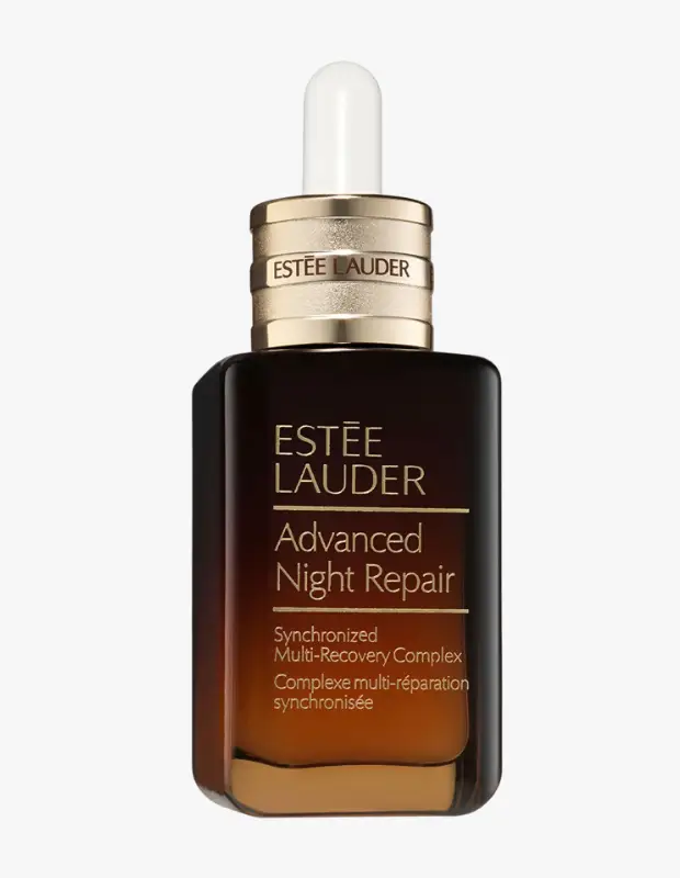 Marka Adı: Estee Lauder
Ürün Adı: Estee Lauder Advanced Night Repair Serum
Ürün Cinsiyeti: Unisex
Ürün Tipi: Serum
Ürün Sezonsallığı: Belirtilmemiş
Ürün Çeşidi: Cilt Onarıcı Gece Serumu
Ürün Özellikleri: Estee Lauder Advanced Night Repair Serum, cildin gece boyunca doğal yenilenme sürecini desteklemek üzere tasarlanmış, fermente kompleksler, hyalüronik asit ve onarım odaklı ileri teknolojilerle zenginleştirilmiş bir cilt bakım serumudur. Cildin kendi onarım mekanizmalarını güçlendirerek sabaha daha dinlenmiş, canlı ve parlak bir cilt görünümüyle uyanmayı hedefler. Koyu amber renkli, şık cam şişesi ve pratik damlalıklı aplikatörü ile lüks bir kullanım deneyimi sunar.
Öne Çıkan Detaylar:
- Fermente kompleksler ve hyalüronik asit içeren özel formül
- Cildin gece yenilenme sürecini ve doğal onarım mekanizmasını destekler
- Dinlenmiş, canlı ve parlak bir cilt görünümü sunmayı hedefler
Kimler Kullanıyor?: Cilt bakımına özen gösteren, yaşlanma belirtileriyle mücadele etmek veya cildinin genç ve dinlenmiş görünümünü korumak isteyen herkes için idealdir. Gece rutinini cildin doğal onarım süreçlerini destekleyen ileri teknoloji ürünlerle zenginleştirmeyi tercih edenler, sabahları daha canlı, pürüzsüz ve ışıltılı bir ciltle uyanmayı arzu edenler bu serumu cilt bakım ritüellerine dahil edebilirler.