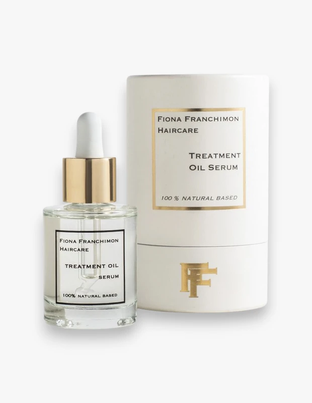 Marka Adı: Fiona Franchimon
Ürün Adı: Fiona Franchimon Treatment Oil Serum
Ürün Cinsiyeti: Unisex
Ürün Tipi: Saç Bakım Serumu
Ürün Sezonsallığı: Yaz / Tatil
Ürün Çeşidi: Saç Bakım Yağı Serumu
Ürün Özellikleri: Bu %100 doğal bazlı serum, yoğun bitkisel yağ kompleksi ve antioksidan içeriğiyle özel olarak formüle edilmiştir. Güneş, tuzlu su ve ısıyla yıpranan saç tellerinin nem kaybını etkili bir şekilde azaltmaya yardımcı olurken, saç yüzeyinde görünmez ve koruyucu bir lipid kalkanı oluşturur. Saçı ağırlaştırmadan sağlıklı ve parlak bir görünüm kazandırarak, elektriklenmiş ve kurumuş saçların anında daha canlı, pürüzsüz ve lüks bir bitişe dönüşmesini sağlar.
Öne Çıkan Detaylar:
- Güneş, tuzlu su ve ısı gibi dış etkenlere karşı saçı koruyan bir lipid kalkanı oluşturur ve nem kaybını önler.
- %100 doğal bazlı, yoğun bitkisel yağ kompleksi ve güçlü antioksidanlarla zenginleştirilmiş formüle sahiptir.
- Saçı ağırlaştırmadan parlak bir sağlıklı ışıltı sunar, elektriklenmeyi giderir ve kuru saçları pürüzsüzleştirir.
Kimler Kullanıyor?: Saçlarının canlılığını, sağlığını ve parlaklığını korumak isteyen, özellikle yaz aylarında veya tatil dönemlerinde güneş, tuzlu su ve ısı gibi yıpratıcı faktörlere maruz kalan herkes bu ürünü rahatlıkla kullanabilir. Saçlarında elektriklenme ve kuruluk gibi sorunlar yaşayan, ancak ağır bir his bırakmayan, ipeksi ve lüks bir dokunuşla bakım yapmak isteyenler için idealdir. Günlük rutinlerinde veya özel anlarda saçlarına anında bakımlı, pürüzsüz ve sağlıklı bir görünüm kazandırmayı arzulayan herkesin favorisi olmaya adaydır.