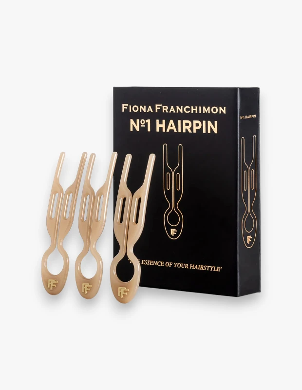 Marka Adı: Fiona Franchimon
Ürün Adı: Fiona Franchimon Unisex Nº 1 Hairpin Saç Tokası Açık Bej 3 Adet
Ürün Cinsiyeti: Unisex
Ürün Tipi: Saç Tokası Seti
Ürün Sezonsallığı: Yaz
Ürün Çeşidi: Saç Aksesuarı
Ürün Özellikleri: Fiona Franchimon Nº 1 Hairpin saç tokası, açık bej renginde ve üç adetlik set halinde sunulur. Ergonomik kavisli yapısıyla saç üzerinde baskı oluşturmadan güçlü tutuş sağlar ve saçı kırmadan nazikçe toplar. Özellikle hassas ve işlem görmüş saçlarda, klasik metal tokaların yarattığı sert gerilimi minimize ederek konforlu bir kullanım sunar. Hafif ama dayanıklı özel bir malzemeden üretilen bu tokalar, gün boyu saçta iz bırakmadan rahatlık sağlar ve plajdan akşam davetlerine kadar zahmetsizce şık ve sofistike bir görünüm yaratır.
Öne Çıkan Detaylar:
- Saç üzerinde baskı oluşturmadan güçlü tutuş sağlayan ergonomik kavisli yapısı.
- Hassas ve işlem görmüş saçlarda dahi saçı kırmadan nazik kullanım sunar.
- Hafif ve dayanıklı tasarımıyla gün boyu iz bırakmayan konforlu ve şık bir görünüm sağlar.
Kimler Kullanıyor?: Saç sağlığına öncelik veren, saç tellerine zarar vermeden güçlü tutuş arayan herkes bu tokaları tercih edebilir. Özellikle hassas, yıpranmış veya işlem görmüş saçlara sahip olup, klasik tokaların neden olduğu gerginlikten kaçınmak isteyenler için idealdir. Günlük kullanımda veya özel anlarda, plajda ya da şehirde, zahmetsiz ancak sofistike bir saç stili yaratmak isteyen, konforu ve şıklığı bir arada arayan bireylerin vazgeçilmez saç aksesuarıdır.