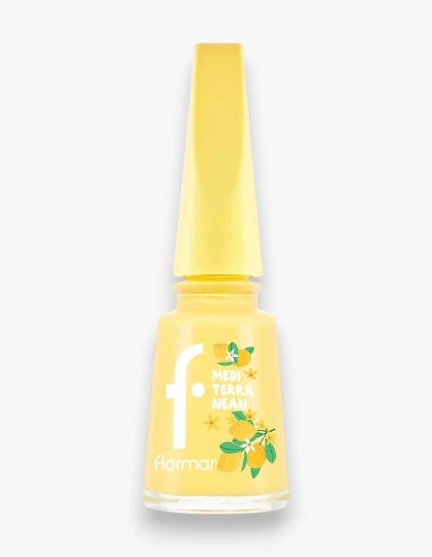 Flormar markasının parlak bitişli oje koleksiyonundan, şişesi limon ağacı dalları ve meyveleriyle süslenmiş, MEDITERRANEAN yazısıyla Akdeniz esintisi taşıyan, Ephesus Sun adlı canlı sarı tonundaki bir oje, beyaz zemin üzerinde şık bir şekilde dikey olarak konumlandırılmış.