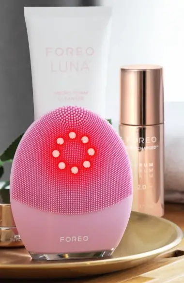Marka Adı: Foreo
Ürün Adı: Foreo LUNA 4 Plus
Ürün Cinsiyeti: Unisex
Ürün Tipi: Yüz Temizleme Cihazı
Ürün Sezonsallığı: Belirtilmemiş
Ürün Çeşidi: Elektronik Yüz Temizleme Cihazı
Ürün Özellikleri: Bu kompakt ve oval formdaki pembe renkli cihaz, yumuşak silikon fırça uçlarına ve üzerinde dairesel düzende yanan kırmızı LED ışıklara sahiptir. Cihazın altında şeffaf bir taban ve Foreo logosu bulunur. Gelişmiş tasarımı sayesinde derinlemesine temizlik, mikro akım, LED ışık terapisi ve ısıtmalı temizlik (termoterapi) gibi birden fazla klinik düzeyde teknolojiyi ev konforuna taşır.
Öne Çıkan Detaylar:
- Ergonomik tasarımlı, pembe renkli silikon yüzey ve fırça uçları.
- Cilt yüzeyindeki dairesel düzende konumlanmış, yanan kırmızı LED ışıklar.
- Mikro akım, LED ışık terapisi ve termoterapi gibi çok fonksiyonlu teknolojileri bir arada sunar.
Kimler Kullanıyor?: Cilt bakım rutinini ev konforunda profesyonel seviyeye taşımak isteyenler, cildindeki matlık, ton eşitsizliği ve ince çizgilerle mücadele ederken aynı zamanda derinlemesine temizliğe önem verenler için idealdir. Daha sıkı, pürüzsüz ve canlı bir cilt görünümü arayışında olan, yenilikçi teknolojileri güzellik rutinlerine dahil etmeyi seven kişiler bu çok fonksiyonlu cihaza yönelebilirler.