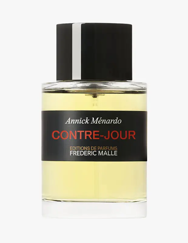 Marka Adı: Frédéric Malle
Ürün Adı: Frédéric Malle Unisex Contre-Jour Parfüm
Ürün Cinsiyeti: Unisex
Ürün Tipi: Parfüm
Ürün Sezonsallığı: Yazlık
Ürün Çeşidi: Belirtilmemiş
Ürün Özellikleri: Şeffaf, dikdörtgen cam şişesi, kalın tabanı ve siyah renkli etiketi ile sade ve zarif bir tasarıma sahiptir. Etikette parfümcü Annick Ménardo'nun adı ve ürünün ismi CONTRE-JOUR belirgin bir şekilde yer alırken, kapak kısmında ince beyaz bir çizgi detayı bulunmaktadır. Kehribar rengi sıvı içerikli olan bu parfüm, ışık ve gölgenin sanatsal bir oyunu gibi hem berrak hem de derinlerde gizemli bir imza koku sunar. Temiz ten kokusu kategorisinde yer alarak sabunsu olmayan, pürüzsüz bir temizlik hissi vaat eder ve rafine zevki, abartıdan uzak asaleti temsil eder.
Öne Çıkan Detaylar:
- Şeffaf cam şişesi ve minimalist siyah etiket tasarımıyla estetik bir duruş sergiler.
- Işığın ve gölgenin sanatsal bir oyunu gibi berrak ve gizemli bir koku profili sunar.
- Temiz ten kokusu kategorisinde, pürüzsüz ve rafine bir temizlik hissi vadeder.
Kimler Kullanıyor?: Bu kokuyu tercih edenler, sessiz gücün temsilcileridir. Kendini kanıtlama çabası gütmeyen, başarısı ve duruşuyla zaten fark edilen, entelektüel derinliği olan bireylerdir. Gösterişli tavırlardan, gürültülü ortamlardan ve geçici trendlerden hoşlanmazlar. Hayatlarında kalite ve zamansızlık ön plandadır; lüks bir saatin bakımından, bir kitabın ilk baskısından veya iyi terzilikten anlayan, rafine zevklere sahip kişilerdir.