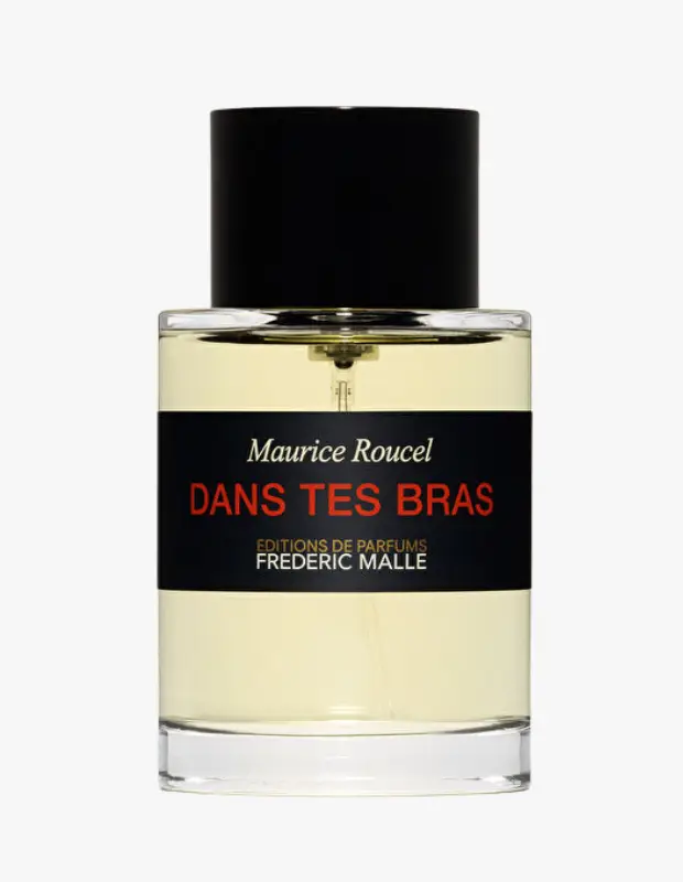 Marka Adı: Frederic Malle
Ürün Adı: Frederic Malle Kadın Dans Tes Bras Parfüm
Ürün Cinsiyeti: Kadın
Ürün Tipi: Kadın Parfümü
Ürün Sezonsallığı: Yaz
Ürün Çeşidi: Pudralı Ten Kokusu
Ürün Özellikleri: Maurice Roucel imzası taşıyan Frederic Malle Dans Tes Bras, minimalist ve şık tasarımlı şeffaf cam şişesi, zarif siyah etiketi ve kapağıyla dikkat çeker. Şişenin içinde yer alan açık sarı renkli parfüm sıvısı, içeriğindeki kaşmir, menekşe ve misk notalarının sıcak ve pudralı dokunuşunu görsel olarak yansıtır. Tenle bütünleşen, şefkatli bir sarılmanın sıcaklığını ve tertemiz, yumuşak bir ten hissini temsil eden bu özel koku, zarif ve kalıcı bir imza bırakır.
Öne Çıkan Detaylar:
- Tenle bütünleşen, şefkatli bir sarılmanın sıcaklığını anımsatan eşsiz koku deneyimi.
- Kaşmir, menekşe ve misk notalarıyla oluşan tertemiz, pudralı ve zarif ten imzası.
- Ünlü parfümör Maurice Roucel tarafından tasarlanmış, minimalist ve zamansız şişe tasarımı.
Kimler Kullanıyor?: Fresh, temiz ve zahmetsiz bir imza koku arayanlar, duştan yeni çıkmış gibi hissetmeyi sevenler ve klasik ağır parfümler yerine daha hafif, tene yakın ancak karakterli kokuları tercih edenler bu özel formülü benimser. Kendi doğal ten kokusuyla harmanlanan, sıcak ve pudralı bir dokunuşla kişisel bir imza yaratmak isteyenler bu ürünün sunduğu zarif ve samimi deneyimi keşfeder.