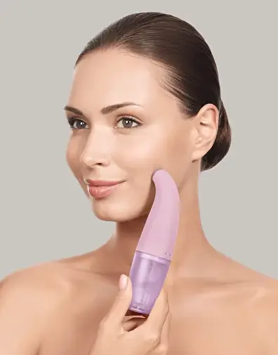 Marka Adı: Geske
Ürün Adı: Geske Aqua-Stream 8-in-1
Ürün Cinsiyeti: Unisex
Ürün Sezonsallığı: Belirtilmemiş
Ürün Çeşidi: HydraFacial Benzeri Cilt Temizleme ve Nemlendirme Cihazı
Ürün Özellikleri: Geske Aqua-Stream 8-in-1, ergonomik ve şık tasarıma sahip, lila ve şeffaf mor tonlarında, el tipi bir cihazdır.. Güzellik salonlarındaki HydraFacial konforunu ev ortamına taşıyan bu çok fonksiyonlu cihaz, cildi sıvı desteğiyle nazikçe koruyan özel bir teknolojiyle çalışır. Hava darbesi emiş sistemi sayesinde gözenekleri derinlemesine temizlerken, cildi yormadan siyah nokta oluşumunu azaltmayı hedefler. Exfoliating Aqua-Stream teknolojisi ile cildi kirden ve donukluktan arındırırken, Energizing Hydra Refreshing sistemi ile temizlik esnasında yoğun nemlendirme sağlar. Cilt bariyerini yıpratmadan derinlemesine temizlik, arındırma ve nemlendirme sunarak sağlıklı ve canlı bir cilt görünümüne katkıda bulunur.
Öne Çıkan Detaylar:
- Güzellik salonlarındaki HydraFacial deneyimini ev konforuna taşır.
- Sıvı destekli hava darbesi emiş sistemi ile nazik ve derinlemesine gözenek temizliği sunar.
- Exfoliating Aqua-Stream ve Energizing Hydra Refreshing teknolojileriyle cildi arındırır ve yoğun şekilde nemlendirir.
Kimler Kullanıyor?: Cilt bakım rutininde profesyonel sonuçları ev konforuna taşımak isteyenler, özellikle derinlemesine temizlik, gözenek arındırma ve yoğun nemlendirme ihtiyacı duyan kişiler bu cihazla tanışabilir. Yoğun şehir temposunun cildinde bıraktığı izleri silmek, siyah nokta görünümünü azaltmak ve cildine taze, canlı bir ışıltı kazandırmak isteyen herkes için idealdir. Cilt bariyerini nazikçe koruyarak etkili bir bakım arayışında olan bireylerin tercihidir.