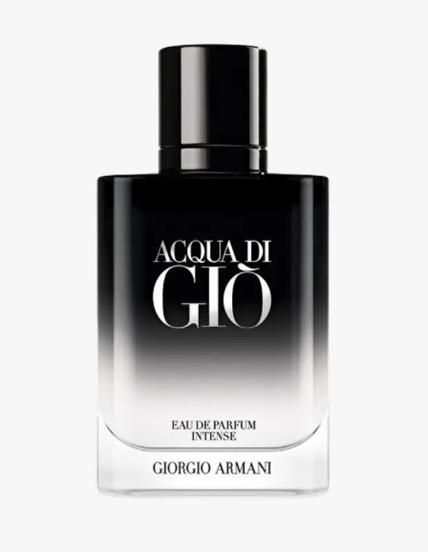 Marka Adı: Giorgio Armani
Ürün Adı: Giorgio Armani Erkek Acqua di Gio Intense EDP
Ürün Cinsiyeti: Erkek
Ürün Tipi: Eau de Parfum
Ürün Sezonsallığı: Yazlık
Ürün Çeşidi: Akuatik, Mineral, Ferah
Ürün Özellikleri: Giorgio Armani Acqua di Gio Intense EDP, ikonik ferahlığın daha derin, yoğun ve maskülen bir yorumunu sunan, yaz aylarında serinletici ve karizmatik bir etki vadeden bir erkek parfümüdür. Mineral okyanus esintileri, buzlu narenciyeler ve havalandırılmış odunsu notaların zarif birleşimiyle modern maskülenliği tanımlar. Şık, gradyan siyah-şeffaf cam şişesi, ürünün hem gizemli hem de ferah stilini yansıtır. Eau de Parfum Intense formülü sayesinde ten üzerinde uzun süre kalıcı ve etkileyici bir koku deneyimi sunar.
Öne Çıkan Detaylar:
- İkonik Acqua di Gio serisinin daha derin ve yoğun maskülen yorumu
- Mineral okyanus, buzlu narenciye ve havadar odunsu notaların modern bileşimi
- Şık, gradyan siyah-şeffaf cam şişe tasarımı
- Eau de Parfum Intense formu ile uzun süreli kalıcılık
Kimler Kullanıyor?: Bu parfümü tercih edenler, minimalist ve disiplinli bir yaşam tarzını benimsemiş, çevresindeki düzeni ve zarafeti önemseyen bireylerdir. Duygusal açıdan soğukkanlı ve dayanıklı bir duruş sergilerler; kaosun ortasında bile iç huzurlarını koruyabilen, az ama öz konuşan ve gizemli bir auraya sahip kişilerdir. Stillerinde sadelik ve etkiyi bir arada arayan, kalıcılığı ve derinliği takdir edenler için idealdir.
