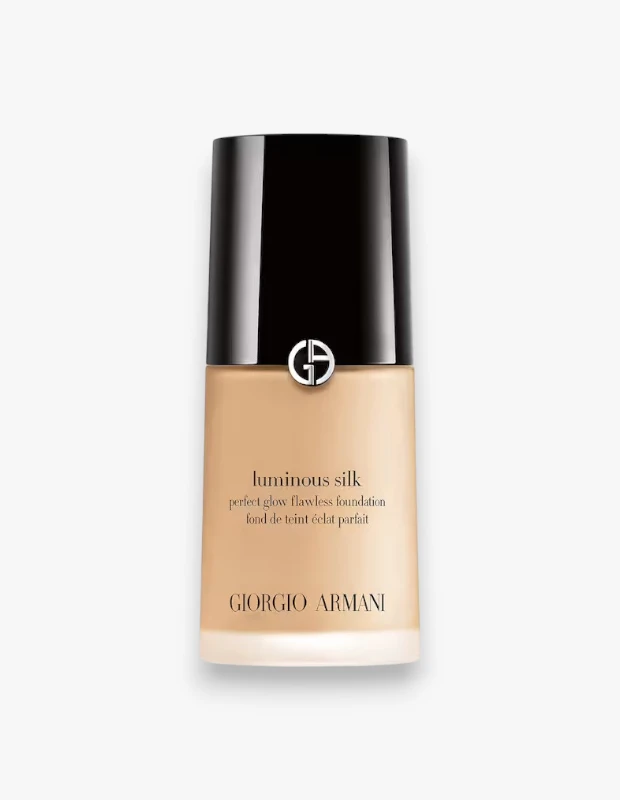 Marka Adı: Giorgio Armani
Ürün Adı: Giorgio Armani Luminous Silk Fondöten
Ürün Cinsiyeti: Belirtilmemiş
Ürün Tipi: Fondöten
Ürün Sezonsallığı: Belirtilmemiş
Ürün Çeşidi: Işıltılı Likit Fondöten
Ürün Özellikleri: Giorgio Armani Luminous Silk Fondöten, özel mikro-fill teknolojisi sayesinde ışığı cildinizde nazikçe difüze ederek ağırlık yapmayan, doğal ve ışıltılı bir bitiş sunar. Kuru ciltlerde dahi kusursuzca bütünleşerek adeta ikinci bir ten etkisi yaratırken, cilde mükemmel bir parlaklık ve pürüzsüzlük kazandırır. Ambalajı siyah parlak kapaklı şık bir cam şişedir.
Öne Çıkan Detaylar:
- Mikro-fill teknolojisiyle ışığı etkili bir şekilde difüze eder.
- Ciltte ağırlık yapmayan, doğal ve ışıltılı bir bitiş sağlar.
- Özellikle kuru ciltler için ikinci ten etkisi yaratarak pürüzsüz bir görünüm sunar.
Kimler Kullanıyor?: Doğal ve ışıltılı bir cilt görünümü arayan, cildinde ağırlık hissi istemeyen ve özellikle kuru cilt tipine sahip olup makyajın ciltle bütünleşmesini önemseyenler için idealdir. Kusursuz ve pürüzsüz bir bitişle cildine sağlıklı bir parlaklık katmayı tercih eden herkes bu ürünü rahatlıkla kullanabilir.