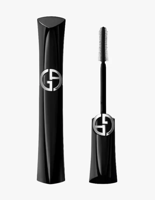 Marka Adı: Giorgio Armani
Ürün Adı: Giorgio Armani Vertigo Lift Maskara
Ürün Cinsiyeti: Unisex
Ürün Tipi: Maskara
Ürün Sezonsallığı: Belirtilmemiş
Ürün Çeşidi: Kaldırıcı ve Uzatıcı Maskara
Ürün Özellikleri: Bu maskara, parlak siyah ve şık, üçgenimsi kapak detayına sahip bir ambalajda sunulur; üzerinde markanın gümüş renkli karakteristik Giorgio Armani logosu yer alır. Ürünün ince ve sık kıllara sahip plastik/silikon fırçası, kirpikleri kökten uca kavrayarak tek tek ayırmak, topaklanma yapmadan uzatmak ve belirgin bir kaldırma (lifting) etkisi sağlamak üzere özel olarak tasarlanmıştır. Hassas uygulama ile bakışlara derinlik ve kalkıklık katan, zarif bir bitiş sunar.
Öne Çıkan Detaylar:
- Şık ve parlak siyah ambalaj tasarımı ile gümüş Giorgio Armani logosu.
- Kirpikleri kökten uca kaldıran ve uzatan özel tasarım fırça.
- Topaklanma yapmadan kirpikleri tek tek ayıran ve belirginleştiren etki.
Kimler Kullanıyor?: Makyaj rutininde zarif ve sofistike bir dokunuş arayanlar, kirpiklerinde yoğun hacimden ziyade belirgin uzunluk, kalkıklık ve tek tek ayrılmış bir görünüm tercih edenler için idealdir. Göz makyajında abartısız şıklığı ve gün boyu kalıcılığı önemseyen, yüksek performanslı ve prestijli ürünleri tercih eden, bakışlarında doğal ama etkileyici bir fark yaratmak isteyen herkes bu maskarayı tercih edebilir.