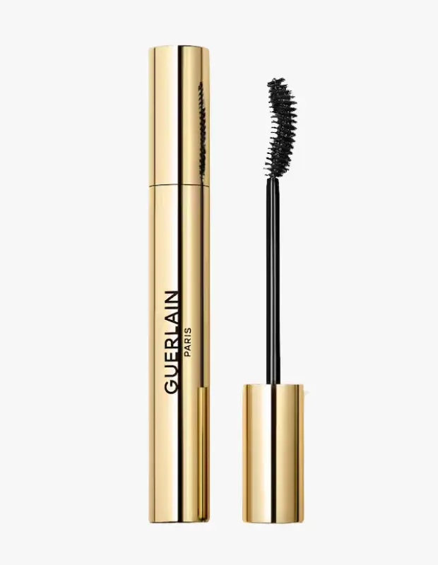 Marka Adı: Guerlain
Ürün Adı: Guerlain Kadın Noır G Maskara
Ürün Cinsiyeti: Kadın
Ürün Tipi: Maskara
Ürün Sezonsallığı: Belirtilmemiş
Ürün Çeşidi: Hacim Veren ve Kıvıran Maskara
Ürün Özellikleri: Bu ürün, lüks ve zarif altın rengi silindir ambalajıyla dikkat çeken bir maskaradır. Üzerinde dikey olarak GUERLAIN PARIS markası yer almaktadır. İçeriğindeki siyah renkli formülü uygulamak üzere tasarlanmış, hafif kavisli yapıda ve klasik kıl yapısına sahip özel bir fırçaya sahiptir. Kirpikleri kökten uca kalınlaştırarak yoğun hacim veren, dramatik bir kıvrıklık sağlayan ve belirgin bir lifting etkisi yaratan bu maskara, bakışlara güçlü ve etkileyici bir ifade katmayı hedefler. Kirpikleri tek tek ayırarak topaklanmayı önler ve kusursuz bir görünüm sunar. Ürünün 24 saate kadar kalıcılık vaat eden formülü, gün boyu etkileyici kirpikler sağlar.
Öne Çıkan Detaylar:
- Lüks altın rengi silindir ambalaj tasarımı
- Kirpiklere yoğun hacim ve dramatik kıvrıklık kazandıran formül
- 24 saate kadar kalıcılık sağlayan performans
- Kirpikleri kaldıran ve tek tek ayıran özel fırça yapısı
Kimler Kullanıyor?: Bakışlarına sofistike bir dokunuş katmak isteyen, makyaj rutininde yüksek performans ve lüks deneyim arayan kişiler bu maskarayı tercih edebilir. Etkileyici ve belirgin kirpiklerle görünümünü tamamlamayı seven, gün boyu kalıcı ve dramatik bir etki beklentisi olan herkes için idealdir. Hem günlük kullanımda hem de özel anlarda fark yaratmak isteyen, kaliteden ödün vermeyen makyaj tutkunları bu ürünle aradığı etkiyi bulacaktır.