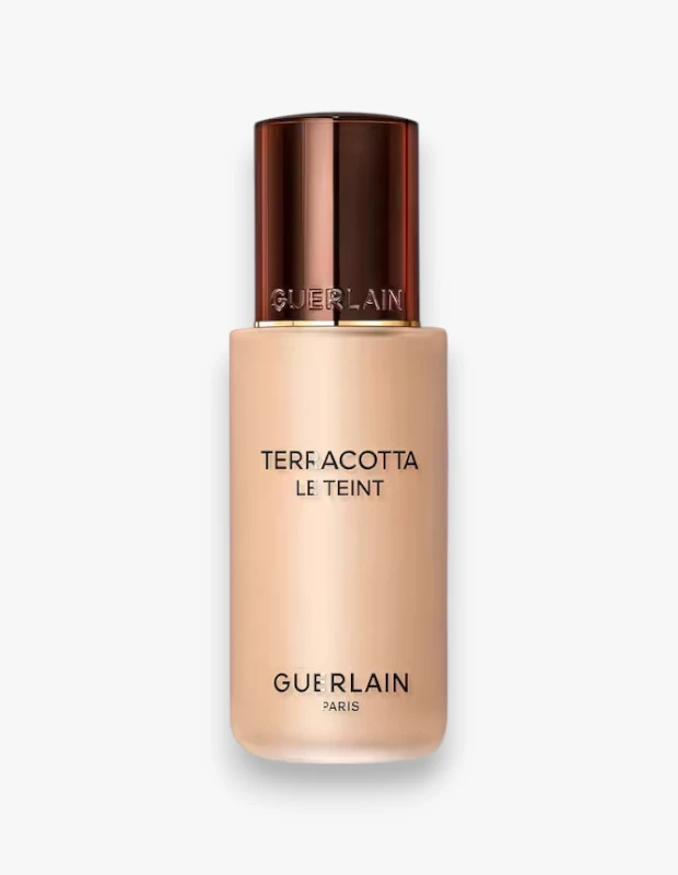 Marka Adı: Guerlain
Ürün Adı: Guerlain Terracotta Le Teint
Ürün Cinsiyeti: Belirtilmemiş
Ürün Tipi: Fondöten
Ürün Sezonsallığı: Belirtilmemiş
Ürün Çeşidi: Luminous Matte Fondöten
Ürün Özellikleri: Guerlain Terracotta Le Teint fondöten, şık tasarımlı cam bir şişede sunulur ve bronz/bakır rengi kapakla tamamlanır. Ürün, ciltteki fazla parlaklığı dengeleyen luminous matte bir bitişe sahiptir ve cilde canlı, bronzlaşmış, sağlıklı bir görünüm katmayı hedefler. Özellikle karma cilt tipleri için uygun olduğu belirtilmektedir.
Öne Çıkan Detaylar:
- Luminous matte bitiş
- Ciltteki fazla parlaklığı baskılama özelliği
- Cilde canlı ve bronzlaşmış sağlıklı bir görünüm verme
Kimler Kullanıyor?: Cildindeki fazla parlaklığı kontrol altına alırken doğal ışıltısını korumak isteyen, aynı zamanda bronzlaşmış ve sağlıklı bir ten görünümü arzulayan kişiler tercih edebilir. Özellikle karma cilt tipine sahip olanlar için uygun olan bu ürün, dengeli ve doğal bir makyaj bitişi arayan herkesin kullanımına açıktır.