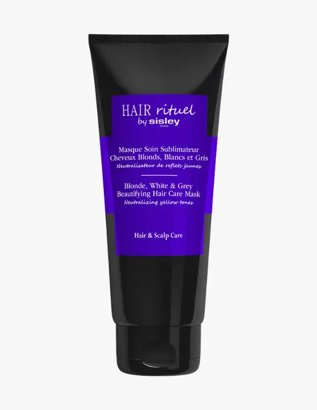 Marka Adı: Hair Rituel by Sisley
Ürün Adı: Hair Rituel by Sisley Sarı, Beyaz ve Gri Saçlar İçin Canlandırıcı Bakım Maskesi
Ürün Cinsiyeti: Unisex
Ürün Tipi: Saç Maskesi
Ürün Sezonsallığı: Belirtilmemiş
Ürün Çeşidi: Canlandırıcı ve Renk Düzenleyici Saç Bakım Maskesi
Ürün Özellikleri: Hair Rituel by Sisley tarafından sunulan bu canlandırıcı bakım maskesi, sarı, beyaz ve gri saçlara özel olarak geliştirilmiştir. Siyah tüp ambalajı ve mor etiketi ile dikkat çeken ürün, saç ve saç derisi için kapsamlı bir bakım sunar. İçeriğindeki bitkisel kökenli pigmentler sayesinde saçtaki istenmeyen sarı yansımaları nazikçe nötralize etmeye yardımcı olurken, saç tellerini besleyerek daha canlı, parlak ve doğal bir görünüm kazanmasını destekler.
Öne Çıkan Detaylar:
- Sarı, beyaz ve gri saçlardaki istenmeyen sarı yansımaları etkili bir şekilde nötralize eder.
- Saçı derinlemesine besler ve canlandırarak sağlıklı bir görünüm kazandırır.
- Bitkisel kökenli pigmentler içeren formülüyle saç ve saç derisine bakım yapar.
Kimler Kullanıyor?: Sarı, beyaz veya gri saç tonlarına sahip olup saçlarındaki sıcak yansımaları gidermeyi ve saç renginin daha soğuk tonlarda kalmasını arzulayan kişiler bu ürünü tercih edebilir. Saçlarına yoğun bir canlandırıcı bakım sağlamak, saç ve saç derisi sağlığını korumak isteyen, parlak ve canlı saçlara sahip olmak isteyen herkes için uygun bir seçimdir.
