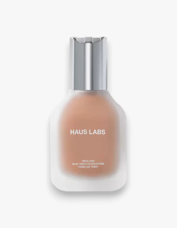 Marka Adı: Haus Labs
Ürün Adı: Haus Labs Triclone Skin Tech Foundation
Ürün Cinsiyeti: Unisex
Ürün Tipi: Fondöten
Ürün Sezonsallığı: Belirtilmemiş
Ürün Çeşidi: Serum Bazlı Fondöten
Ürün Özellikleri: Haus Labs Triclone Skin Tech Foundation, modern ve zarif bir görünüme sahip buzlu cam şişede sunulmaktadır. Şişenin üzerinde markanın logosu ve ürün adı net bir şekilde okunmaktadır. Ürün, fermente arnika ve skualan içeren serum bazlı bir formüle sahiptir. Bu yapısı sayesinde cildi yatıştırmaya yardımcı olurken, özellikle kuru bölgelerde pürüzsüz bir şekilde yayılmayı kolaylaştırır ve ciltte ağırlık yapmadan doğal bir bitiş sağlar. Cilt bakımı faydalarını makyajla birleştiren bu fondöten, gün boyu konforlu ve esnek bir kullanım sunar.
Öne Çıkan Detaylar:
- Fermente arnika ve skualan içeren serum bazlı formül
- Ciltteki kızarıklık görünümünü yatıştırmaya yardımcı olur
- Kuru ciltlerde pürüzsüz yayılma ve nem dengesi sağlar
Kimler Kullanıyor?: Cilt tonunu eşitlemek, kızarıklık görünümünü azaltmak ve doğal, sağlıklı bir bitiş elde etmek isteyen herkes için uygundur. Özellikle kuru ve hassas cilt tipine sahip, fondöteninin cildine pürüzsüzce bütünleşmesini ve gün boyu nemli, esnek bir his bırakmasını tercih edenler bu ürünü sevecektir. Cilt bakım içerikleriyle zenginleştirilmiş bir makyaj deneyimi arayan, canlı ve konforlu bir görünüm hedefleyen bireylerin günlük rutinine kolayca adapte olabilir.