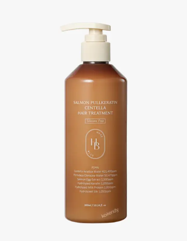 Marka Adı: Heveblue
Ürün Adı: Heveblue Unisex Salmon Pull Keratin Bakım Kremi
Ürün Cinsiyeti: Unisex
Ürün Tipi: Saç Bakım Kremi
Ürün Sezonsallığı: Belirtilmemiş
Ürün Çeşidi: Bakım Kremi
Ürün Özellikleri: Bu saç bakım kremi, yıpranmış ve nemsiz saçları onarmak ve güçlendirmek üzere tasarlanmıştır. Kahverengi-turuncu renkli, pompa başlıklı pratik bir ambalaja sahip olan ürün, 300 ml hacmindedir. Formülünde Silikon İçermez ibaresiyle dikkat çeker. İçeriğinde 421.400 ppm Centella Asiatica Suyu, 50.470 ppm Portulaca Oleracea Suyu, 1.500 ppm Somon Yumurtası Özü (PDRN), 1.050 ppm Hidrolize Keratin, 1.050 ppm Hidrolize Süt Proteini ve 1.050 ppm Hidrolize İpek bulunur. Bu güçlü bileşenler sayesinde saç tellerini beslemeyi, nemlendirmeyi ve daha sağlıklı bir görünüm kazandırmayı hedefler.
Öne Çıkan Detaylar:
- Saçlara derinlemesine bakım ve onarım sağlayan zengin içerikli formül
- Silikon içermeyen özel yapısıyla saçı ağırlaştırmaz ve doğal dokusunu korur
- Somon Yumurtası Özü (PDRN), Centella Asiatica, Hidrolize Keratin, Süt Proteini ve İpek gibi güçlü aktifler içerir
Kimler Kullanıyor?: Saçlarının sağlığını ve canlılığını korumak isteyen, çevresel faktörler veya işlemler sonucu yıpranmış, kuru ve nemsiz saçlara sahip herkes bu ürünü tercih edebilir. Özellikle doğal içeriklere önem veren, saçlarını ağırlaştırmayan ve onarıcı etkili bir bakım arayan bireylerin günlük veya dönemsel bakım rutinlerine kolayca dahil edebileceği bir üründür.