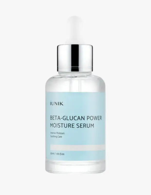 Marka Adı: IUNIK
Ürün Adı: IUNIK Beta Glucan Power Moisture Serum
Ürün Cinsiyeti: Unisex
Ürün Tipi: Serum
Ürün Sezonsallığı: Her mevsim
Ürün Çeşidi: Nemlendirici ve Yatıştırıcı Serum
Ürün Özellikleri: 50ml hacimli, şeffaf cam şişede sunulan bu serum, gümüş renkli damlalıklı kapağı ile kolay uygulama sağlar. Beta-Glukan ile zenginleştirilmiş özel formülü sayesinde cilde yoğun nem sağlamanın yanı sıra, hassas ciltleri yatıştırmaya yardımcı olur. Cildin doğal bariyerini destekleyerek nem kaybını en aza indirmeyi ve daha sağlıklı bir cilt görünümünü desteklemeyi amaçlar. Hafif ve cilde kolayca nüfuz eden yapısıyla günlük cilt bakım rutinine rahatlıkla entegre edilebilir.
Öne Çıkan Detaylar:
- Beta-Glukan ile yoğun nemlendirme gücü
- Ciltte yatıştırıcı etki sunar
- Cilt bariyerinin güçlenmesine destek olur
- 50ml pratik damlalıklı şişe
Kimler Kullanıyor?: Cilt kuruluğu, gerginlik veya hassasiyet yaşayan, cildine yoğun nem takviyesi sağlamak isteyen ve aynı zamanda cilt bariyerini güçlendirmeyi hedefleyen kişiler için idealdir. Daha dolgun, rahatlamış ve canlı bir cilt görünümüne kavuşmak isteyen herkesin bakım rutininde yer alabilir.