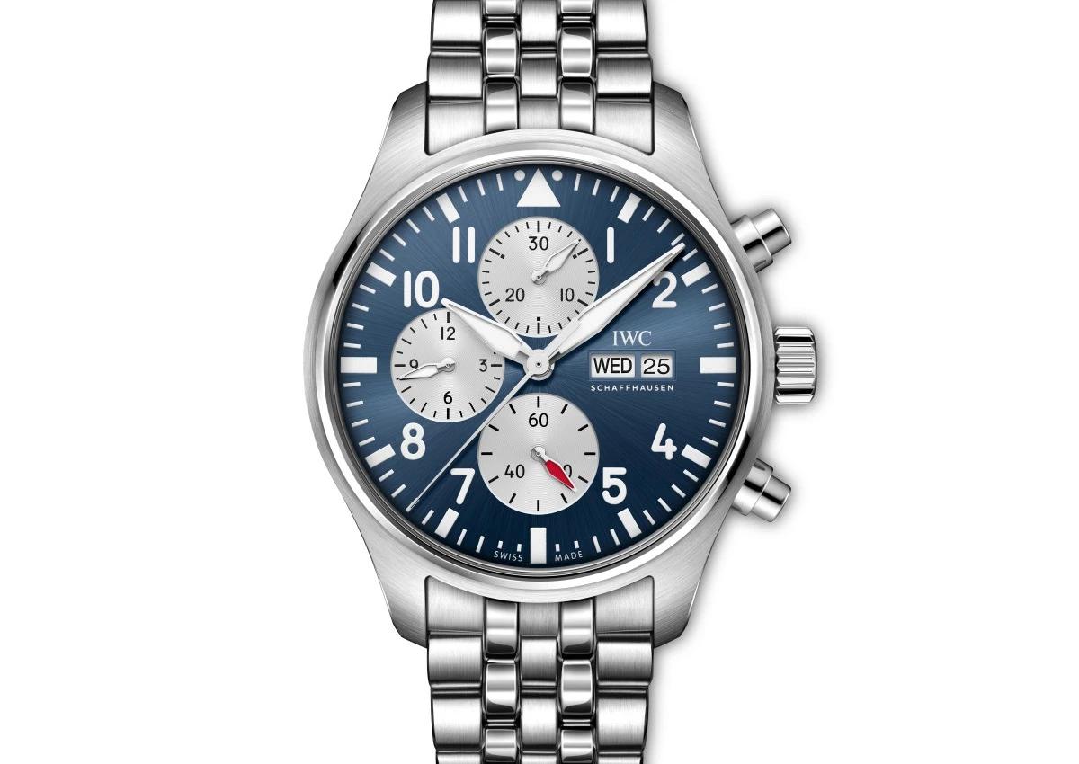 IWC Pilots Watch Chronograph Laureus serisine ait, göz alıcı mavi kadranı, beyaz akrep ve yelkovanı, üç gümüş rengi alt kadranı ve tarih göstergesi bulunan, paslanmaz çelik bilezikli zarif bir kronograf saati beyaz bir arka planda yer alıyor.