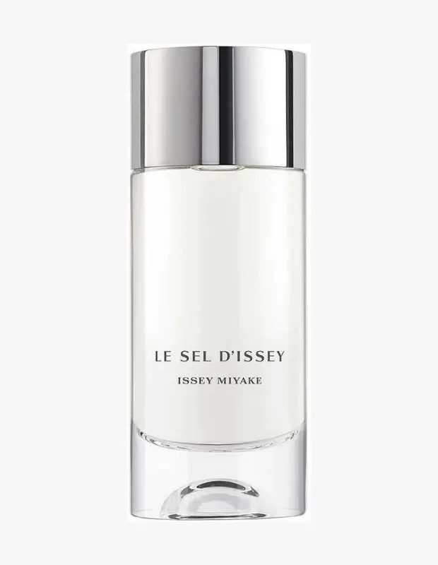 Marka Adı: Issey Miyake
Ürün Adı: Issey Miyake Erkek Le Sel d'Issey EDT
Ürün Cinsiyeti: Erkek
Ürün Tipi: Parfüm
Ürün Sezonsallığı: Yazlık
Ürün Çeşidi: Eau de Toilette
Ürün Özellikleri: Issey Miyake Le Sel d'Issey EDT, şeffaf, minimalist cam şişesi ve parlak gümüş rengi silindirik kapağıyla modern ve zarif bir tasarıma sahiptir. İçeriğindeki açık renkli sıvı, deniz tuzu kristallerinin mineral ferahlığını ve zencefilin saf, yalın enerjisini bir araya getirir. Okyanus esintileriyle karakterize edilen bu koku, yaz sıcaklarında teninizde buz gibi bir şelale etkisi yaratarak derin, tuzlu ve karizmatik bir deneyim sunar. Metalik temizlik hissiyle maskülen ve yenilikçi bir duruş sergiler.
Öne Çıkan Detaylar:
- Deniz tuzu kristalleri ve zencefilin özgün uyumu
- Minimalist ve şeffaf cam şişe tasarımı
- Yaz sıcakları için mineral ve ferahlatıcı okyanus esintisi
Kimler Kullanıyor?: Minimalist ve düzenli bir yaşam tarzını benimseyenler, karmaşadan uzak, sade ve yalın enerjiyi tercih edenler için idealdir. Soğukkanlı ve dayanıklı duruşuyla bilinen, hayatının her alanında disiplini ve zarafeti arayan kişiler bu kokuyu sever. Okyanusun derinliklerindeki huzurlu sessizliği kendi iç dünyasına yansıtan, az ama öz konuşan, gizemli ve karizmatik bir aura yaratmak isteyen herkes için uygun bir seçimdir.