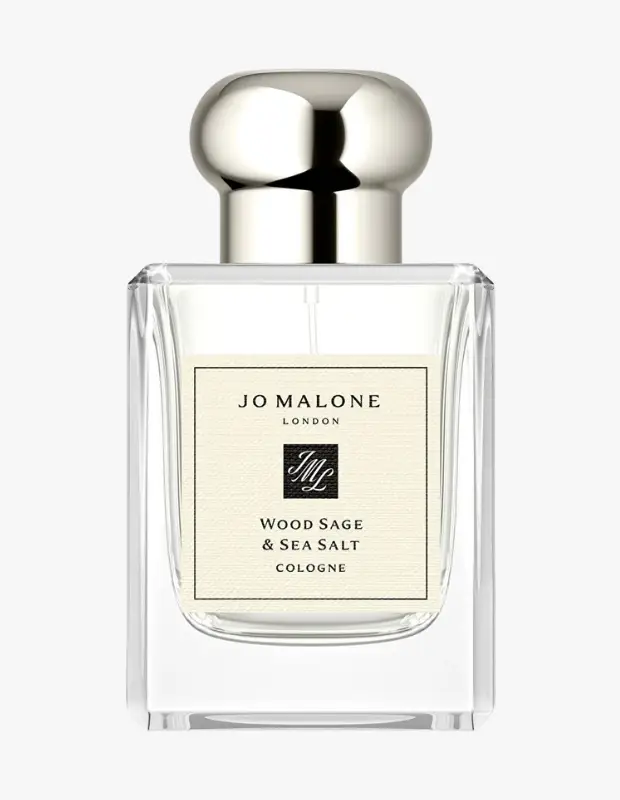 Marka Adı: Jo Malone London
Ürün Adı: Jo Malone London Kadın Wood Sage & Sea Salt Cologne
Ürün Cinsiyeti: Kadın
Ürün Tipi: Cologne
Ürün Sezonsallığı: Yaz
Ürün Çeşidi: Okyanus Esintili
Ürün Özellikleri: Şeffaf, dikdörtgen cam şişesi ve parlak metalik gümüş rengi kapağı ile modern ve zarif bir tasarıma sahiptir. Jo Malone London markasının sade ve şık estetiğini yansıtan krem rengi etiketi üzerinde ürün adı ve markası açıkça belirtilmiştir. Deniz tuzu, adaçayı, kırmızı su yosunu ve greyfurt notalarının harmonik birleşimiyle ferahlatıcı ve canlandırıcı bir koku profili sunar, rüzgarlı bir sahil yürüyüşünün tazeliğini anımsatır. Cologne konsantrasyonuyla hafif ve günlük kullanıma uygun bir kalıcılık sağlar.
Öne Çıkan Detaylar:
- Şık ve minimalist şeffaf cam şişe tasarımı
- Parlak, kubbe şeklinde metalik gümüş kapak
- Deniz tuzu ve adaçayı vurgulu, ferah okyanus esintili koku notaları
Kimler Kullanıyor?: Günlük yaşamında ferah, özgür ve sofistike bir imza koku arayanlar bu ürünü tercih edebilir. Klasik narenciye kokularını sıradan bulan, deniz tuzu, mineral akorlar ve aromatik yosun notalarının getirdiği sofistike tazelikten hoşlanan kişiler için idealdir. Özellikle sıcak havalarda tende ağırlaşmayan, dengeli yayılıma sahip ve karakterini kaybetmeyen bir koku arayışında olanlar, bu parfümle rüzgarlı bir sahilin canlandırıcı hissini taşıyabilirler.
