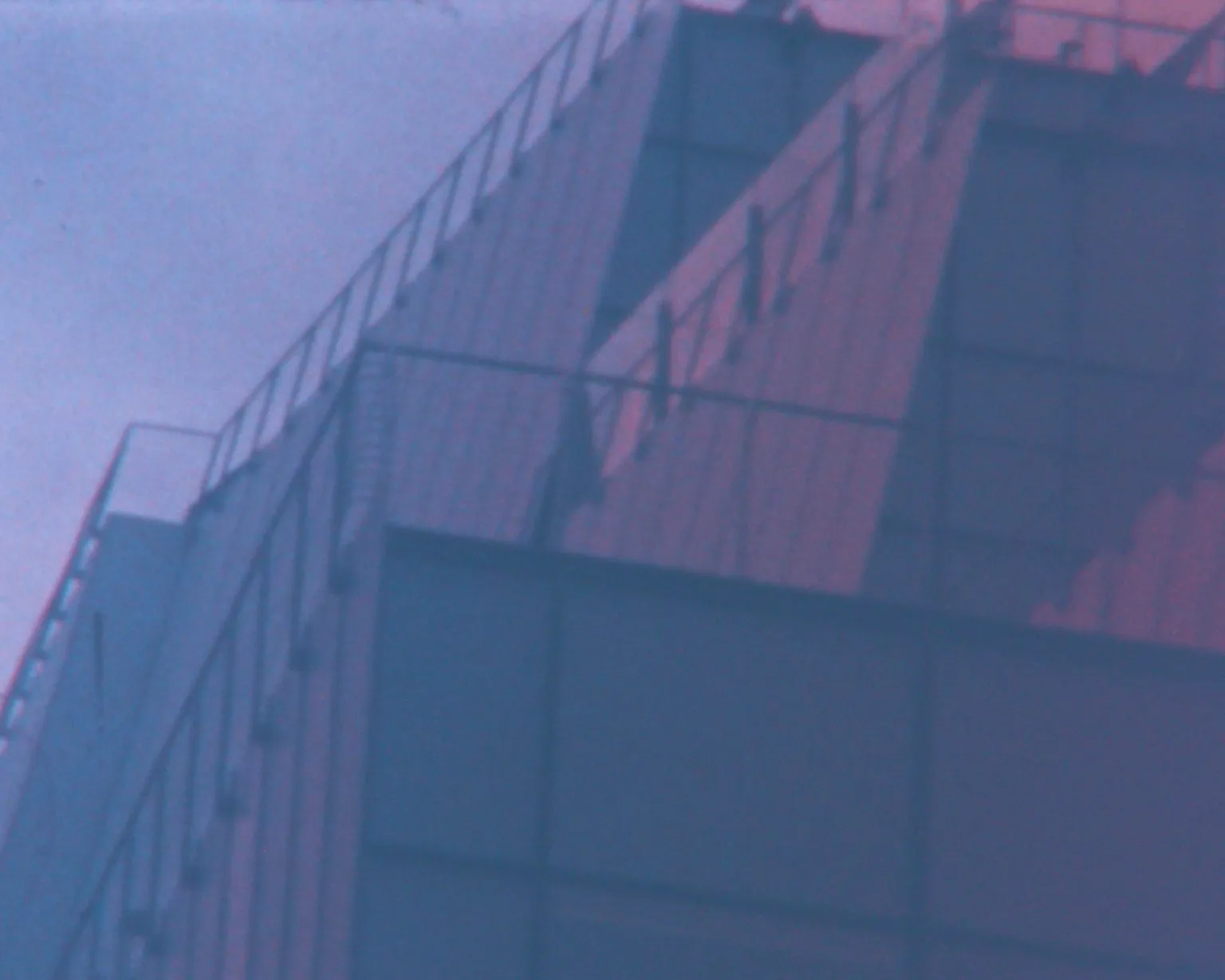 Jonathan Gonzalez'in The Whitney Amerikan Sanatı Müzesi'nin kendine özgü modern mimarisini mor ve mavi tonlarında, açılı çizgiler ve belirgin teras korkuluklarıyla sunan bu eseri, binanın geometrik yapısını ve atmosferik görünümünü vurguluyor.