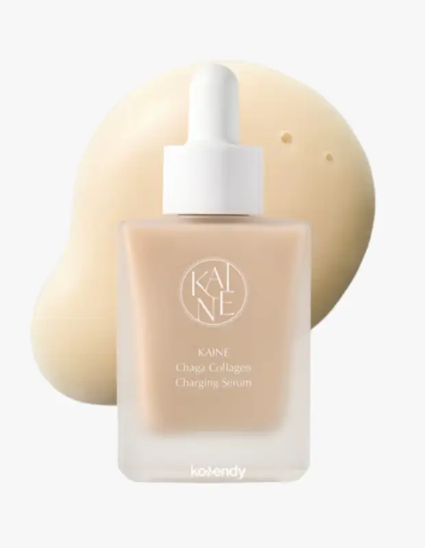 Marka Adı: Kaine
Ürün Adı: Kaine Unisex Chaga Collagen Charging Serum
Ürün Cinsiyeti: Unisex
Ürün Tipi: Serum
Ürün Sezonsallığı: Belirtilmemiş
Ürün Çeşidi: Cilt Bakım Serumu
Ürün Özellikleri: Buzlu camdan yapılmış, beyaz damlalıklı bir şişede sunulan bu serum, kolajen desteğini chaga mantarı, peptitler ve antioksidan içeriklerle birleştirerek cildin elastikiyetini ve bariyerini güçlendirmeyi hedefler. Açık bej tonlarındaki hafif yapılı formülü, cilde düşük molekül ağırlıklı aktif bileşenler sunarak daha nemli, dengeli ve canlı bir görünüm kazandırmaya yardımcı olur. Cildin derinlemesine beslenmesini ve daha diri bir hisse kavuşmasını destekler.
Öne Çıkan Detaylar:
- Chaga mantarı, peptitler ve antioksidanlar ile zenginleştirilmiş güçlü formül
- Cilt bariyerini destekleyerek cildin elastik görünümünü korumaya yardımcı olur
- Daha nemli, dengeli ve canlı bir cilt görünümü sağlamayı hedefler
Kimler Kullanıyor?: Cildindeki kolajen üretimini desteklemek, elastikiyet kaybı ve ince çizgi görünümüyle mücadele etmek isteyenler için idealdir. Yorgun, donuk ve nemsiz cilt görünümünden rahatsız olan, cildine derinlemesine nem ve genç bir ışıltı katmak isteyen bireyler bu seruma yönelebilir. Çevresel etkenlere karşı cilt bariyerini güçlendirmeye ve daha dengeli bir cilt dokusu elde etmeye önem veren kişiler için uygundur.